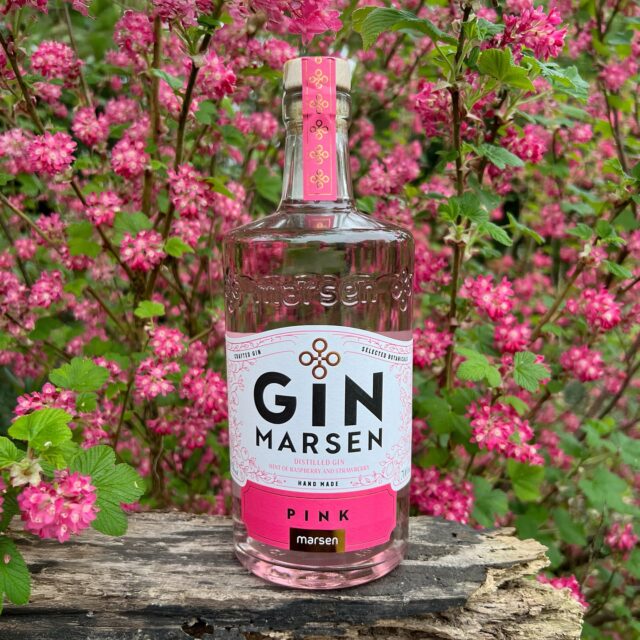 Marsen Gin Pink (🇸🇰) - ein fruchtiger Gruß des Sommers.
Die @marsen_distillery aus Marcelová im slowakischen Donautiefland steht für exzellente Destillationskunst. Mit über 200.000 kg verarbeitetem Obst pro Jahr, 34 internationalen Auszeichnungen und einer beeindruckenden Vielfalt von über 30 Spirituosen setzt die Brennerei in der Slowakei neue Maßstäbe in der Welt der Destillate.
Ein besonderes Highlight ihres Sortiments ist der Marsen Gin Pink. Er baut auf dem klassischen Marsen Original Gin auf und wird mit frischen Himbeeren und Erdbeeren verfeinert, was ihm eine lebendige Frische und eine zarte, rosafarbene Nuance verleiht. Das Ergebnis ist ein außergewöhnlich milder und fruchtiger Gin, der pure Sommerstimmung in sich trägt.
#marsengin #marsendistillery #pinkgin #sommergin #summergin #slowakischergin #craftdistillery #handcraftedgin #ginlovers #gincollection #ginspiration #ginfreunde #ginfluencer #derginfluencer
[unbezahlte Werbung]