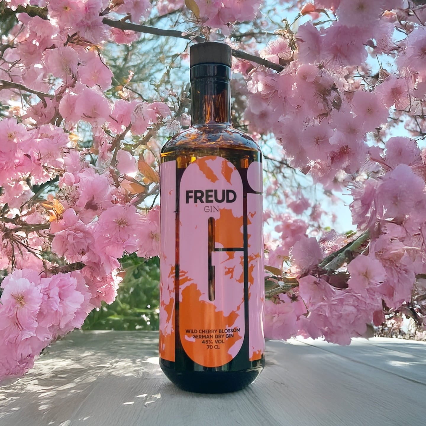 Freud Gin Wild Cherry Blossom (🇩🇪) - die blühende Neuinterpretation einer Legende.
Die @brennereiziegler aus Freudenberg am Main ist seit 1865 für ihre sensationellen Obstbrände bekannt. Mit dem Label @freudspirits erweitern sie ihr Sortiment um innovative Gin- und Whiskykreationen, die den unverwechselbaren Charakter ihrer Ziegler Obstbrände auf neue Weise interpretieren. Der Name ist eine Hommage an ihre malerische Heimat Freudenberg am Rand des fränkischen Odenwaldes.
Der Freud Gin Wild Cherry Blossom ist inspiriert vom legendären Ziegler No.1 Wildkirschbrand. Er vereint ein klassisches Fundament aus toskanischem Wacholder, Koriander, Ingwer und Zitrusnoten mit zarten, fruchtig-floralen Akzenten der Wildkirschblüte. Das Ergebnis ist eine vielschichtige und facettenreiche Aromenreise, die die Geschmacksknospen regelrecht zum Blühen bringt.
#freudgin #brennereiziegler #wildkirschbrand #zieglerobstbrände #gintonic #ginliebe #ginstagram #gintastic #ginfluencer #derginfluencer
[unbezahlte Werbung]