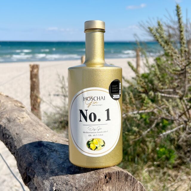 Hoschai Gin No.1 (🇩🇪) - ein Hauch Mittelmeer aus Franken.
Mitten im fränkischen Bad Kissingen, einem UNESCO-Weltkulturerbe mit langer Genusskultur, wurde der @hoschaigin No.1 kreiert. Im charmanten Café @der_kaffeefleck am Marktplatz – bekannt für seine Leidenschaft für hochwertige Aromen und handwerkliche Präzision – entstand dieser außergewöhnliche Dry Gin. Die Idee stammt von Holger Scheit, dem kreativen Kopf hinter dem Café, der in diesem Jahr mit seinem Gin die Silbermedaille bei den Craft Spirits Berlin Awards gewann.
Mediterrane Kräuter wie Lavendel, Zitronengras und Minze bilden das aromatische Herzstück des Gins, ergänzt durch lebendige Zitrusnoten von Orangen- und Limettenschalen. Der klassische Wacholder bleibt dezent im Hintergrund und verleiht der Komposition eine elegante Tiefe. So entsteht ein Gin, der die Frische des Mittelmeers mit der traditionsreichen Genusskultur seiner fränkischen Heimat vereint.
#hoschaigin #badkissingen #frankengin #mediterrangin #smallbatchgin #gin #gintasting #ginempfehlung #ginlover #ginfluencer #derginfluencer
[unbezahlte Werbung]