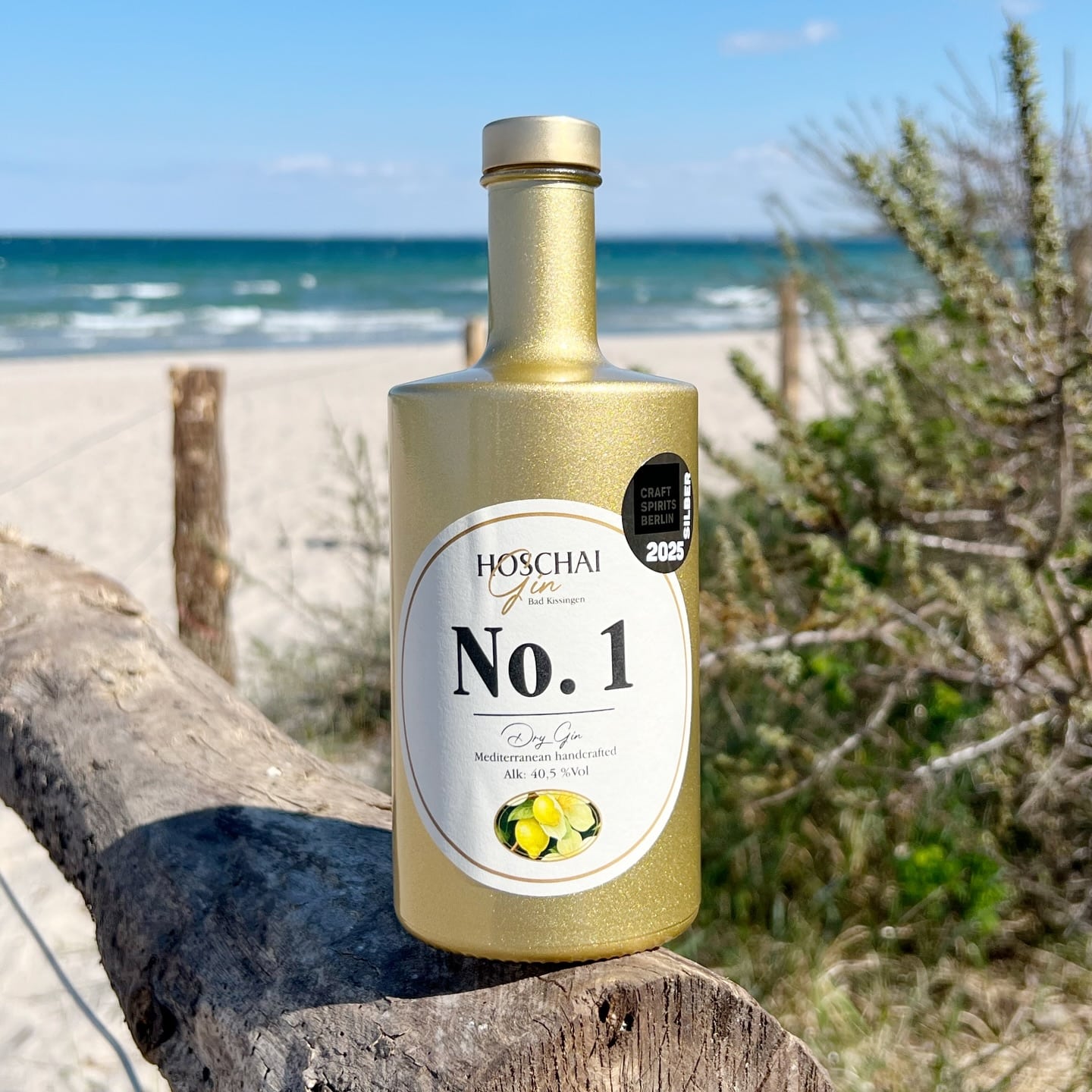 Hoschai Gin No.1 (🇩🇪) - ein Hauch Mittelmeer aus Franken.
Mitten im fränkischen Bad Kissingen, einem UNESCO-Weltkulturerbe mit langer Genusskultur, wurde der @hoschaigin No.1 kreiert. Im charmanten Café @der_kaffeefleck am Marktplatz – bekannt für seine Leidenschaft für hochwertige Aromen und handwerkliche Präzision – entstand dieser außergewöhnliche Dry Gin. Die Idee stammt von Holger Scheit, dem kreativen Kopf hinter dem Café, der in diesem Jahr mit seinem Gin die Silbermedaille bei den Craft Spirits Berlin Awards gewann.
Mediterrane Kräuter wie Lavendel, Zitronengras und Minze bilden das aromatische Herzstück des Gins, ergänzt durch lebendige Zitrusnoten von Orangen- und Limettenschalen. Der klassische Wacholder bleibt dezent im Hintergrund und verleiht der Komposition eine elegante Tiefe. So entsteht ein Gin, der die Frische des Mittelmeers mit der traditionsreichen Genusskultur seiner fränkischen Heimat vereint.
#hoschaigin #badkissingen #frankengin #mediterrangin #smallbatchgin #gin #gintasting #ginempfehlung #ginlover #ginfluencer #derginfluencer
[unbezahlte Werbung]