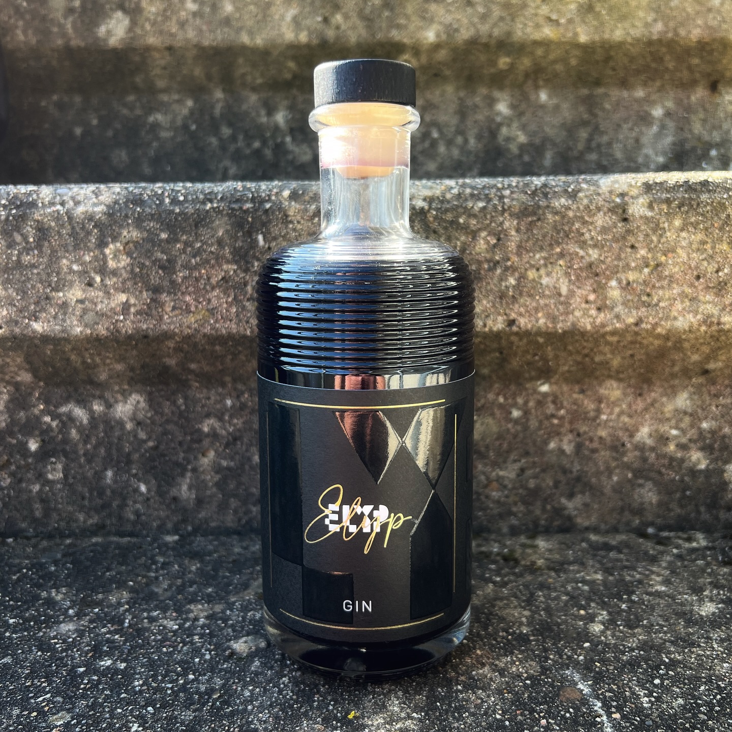 Elyp Gin (🇩🇪) - eine mystische Weltreise der Aromen.
Der @elyp_black_gin aus Bonn ist von der Idee inspiriert, eine Spirituose mit außergewöhnlichem Charakter und unverkennbarem Stil zu kreieren. So entstand mit dem @spirituosenwerk aus Fürth im Odenwald ein Gin, der sich schon durch seine Erscheinung abhebt. Eine markante Flasche mit einem mystischen tiefschwarzen Gin, die er durch die Zugabe von Aktivkohle erhält, verkörpern luxuriöse Eleganz.
Über 20 Botancials formen das frische und komplexe Geschmackserlebnis des Elyp Gins. Kräftiger Wacholder, vielfältige Zitrusnoten (Zitrone, Orange und Pomelo), leichte Süße von Vanille und subtile Kräuternuancen wie Thymian und Rosmarin, Pfeffer aus Indien oder Sandelholz aus Afrika münden in einer abwechslungsreichen Aromenreise um die Welt.
#elypgin #elypblackgin #blackgin #gintonic #ginliebe #ginstagram #gintastic #ginfluencer #derginfluencer
[unbezahlte Werbung]