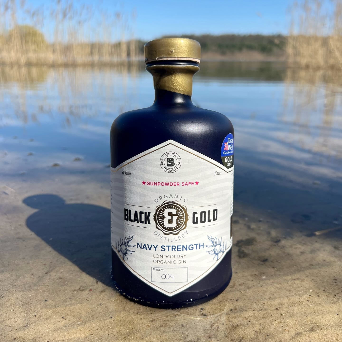 Black and Gold Navy Strength Gin (🇬🇧) - die intensive Kraft der Bio-Aromen.
Der Black and Gold Navy Strength Gin stammt von der familiengeführten @blackandgoldorganicdistillery in Ponsanooth an der sonnigen Küste Cornwalls in Großbritannien. Sie ist die erste zertifizierte biodynamische Brennerei des britischen Königreichs. Ihre Vision ist es, charakterstarke Destillate zu kreieren, die auch durch biologische Zutaten und traditionelles Handwerk überzeugen.
Ihr Navy Strength Gin präsentiert sich mit einem kraftvollen Wacholderprofil, welches hervorragend durch frische Limettennoten und wärmende Gewürze begleitet wird. Diese verleihen dem Gin zusätzliche Geschmackstiefe und einen vielschichtigen Charakter. Mit seiner harmonischen Aromatik und einem Alkoholgehalt von 57 % ist er unglaublich intensiv und vollmundig.
#blackandgold #blackandgoldorganicdistillery #organicdistillery #navystrength #navystrengthgin #ginlovers #gincollection #ginspiration #ginfreunde #ginfluencer #derginfluencer
[unbezahlte Werbung]