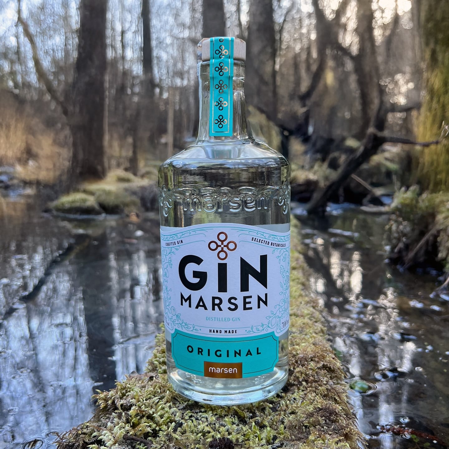 Marsen Gin Original (🇸🇰) - slowakische Handwerkskunst in Perfektion.
Die @marsen_distillery wurde 2006 in Marcelová, einer Ortschaft im Donautiefland der Slowakei, gegründet. Seither entstehen hier edle Destillate, die durch präzise Gärung, moderne Destillationstechnik und sorgfältige Handarbeit ihre unverkennbare Qualität erhalten. Neben erlesenen Obstbränden produziert die familiengeführte Brennerei auch weitere Spirituosen – darunter den Marsen Original Gin.
Dieser klassische Dry Gin besticht durch eine perfekte Balance aus kräftigem Wacholder, würzigen Facetten von Koriander, Kardamom, Rosmarin, Engelwurz sowie Zimt und frischen Zitrusnoten von Zitronen- und Orangenschalen. Das Ergebnis ist ein harmonischer Gin, der mit seinen klassischen, aber raffiniert kombinierten Botanicals ein unvergleichliches Geschmackserlebnis bietet.
#marsengin #marsendistillery #slowakischergin #craftdistillery #handcraftedgin #gin #gintasting #ginempfehlung #ginlover #ginfluencer #derginfluencer
[unbezahlte Werbung]
