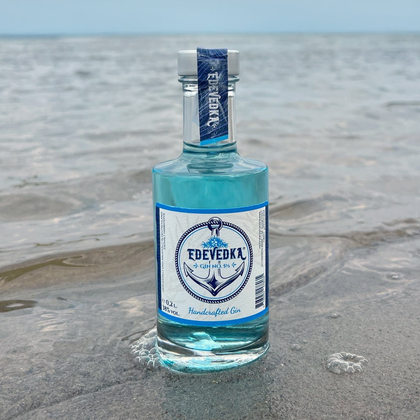 Edevedka Gin No. 5½ (🇩🇪) - ein belebender Spaziergang an der Nordseeküste.
Inspiriert vom rauen Küstenwind und der klaren Seeluft, präsentiert @edevedka aus Edewecht im niedersächsischen Ammerland seinen zweiten Gin: den strahlend blauen No. 5½. Dieser Gin spiegelt das Erbe nordischer Wurzeln wider – geprägt von der Liebe zur Familie, der Freude an gemeinsamen Momenten und der Leidenschaft, Besonderes zu teilen. Er verkörpert Zusammenhalt, Abenteuer und die Magie des Augenblicks.
Ein klassisches Gin-Fundament verbindet sich im Edevedka Gin No. 5½ harmonisch mit den floralen Nuancen von Lavendel, begleitet von erfrischenden Aromen von Orange und Zitrone. Das Ergebnis ist ein facettenreiches und ausgewogenes Geschmackserlebnis. So frisch, klar und belebend wie ein Spaziergang entlang der rauen Küste der Nordsee.
#edevedkagin #edevedka #nordsee #nordseeküste #ammerland #gintonic #ginliebe #ginstagram #gintastic #ginfluencer #derginfluencer
[unbezahlte Werbung]