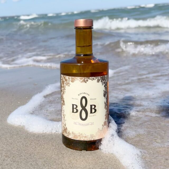 B8B Zitrone Gin (🇩🇪) - ein erfrischendes Geschmackserlebnis aus Bayern.
Der B8B Zitrone Gin, aus dem idyllischen Feldkirchen am Münchener Stadtrand, ist ein handgefertigter Dry Gin, der aus Liebe zur Natur und mit Rücksicht auf wertvolle Ressourcen entwickelt wurde. Wie alle Gins von @beightb wird er mit Edelwasser aus einer artesischen Quelle in der hauseigenen Distille, die liebevoll „Ginaitor“ genannt wird, hergestellt.
Das harmonische Zusammenspiel von acht natürlichen Zutaten, darunter Wacholder, Zitrone, Koriander, Apfel, Lavendel, Bergwurz und Ingwer, sorgt für einen erfrischenden und vollmundigen Gin. Besonders die zitrische Note, zusammen mit den floralen und herbalen Anklängen, verleiht ihm eine vielschichtige und abwechslungsreiche Aromatik. Ein herrlich frisches Geschmackserlebnis, das trotz des klaren Fokus auf Zitrusaromen immer wieder mit überraschenden und komplexen Akzenten begeistert.
#b8bzitronegin #b8bgin #beightb #zitrusgin #ginlovers #gincollection #ginspiration #ginfreunde #ginfluencer #derginfluencer
[unbezahlte Werbung]