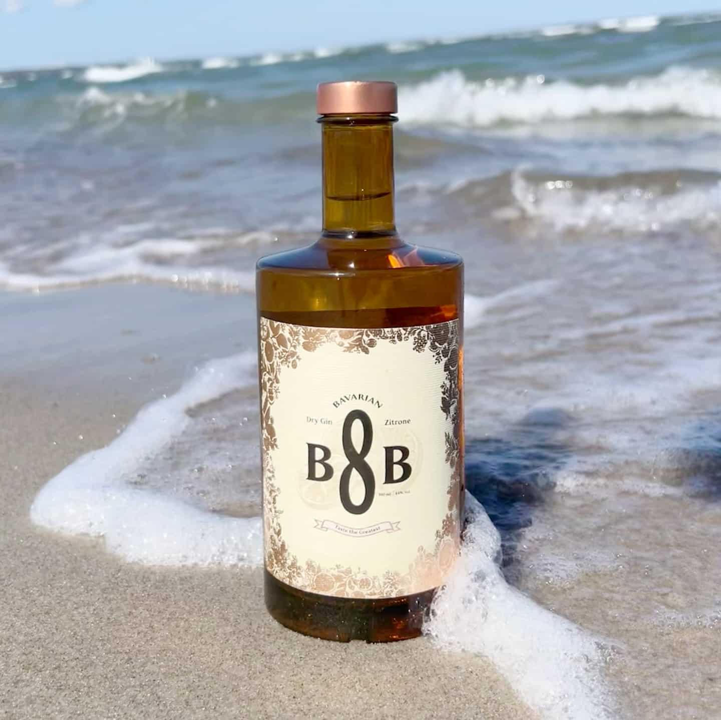 B8B Zitrone Gin (🇩🇪) - ein erfrischendes Geschmackserlebnis aus Bayern.
Der B8B Zitrone Gin, aus dem idyllischen Feldkirchen am Münchener Stadtrand, ist ein handgefertigter Dry Gin, der aus Liebe zur Natur und mit Rücksicht auf wertvolle Ressourcen entwickelt wurde. Wie alle Gins von @beightb wird er mit Edelwasser aus einer artesischen Quelle in der hauseigenen Distille, die liebevoll „Ginaitor“ genannt wird, hergestellt.
Das harmonische Zusammenspiel von acht natürlichen Zutaten, darunter Wacholder, Zitrone, Koriander, Apfel, Lavendel, Bergwurz und Ingwer, sorgt für einen erfrischenden und vollmundigen Gin. Besonders die zitrische Note, zusammen mit den floralen und herbalen Anklängen, verleiht ihm eine vielschichtige und abwechslungsreiche Aromatik. Ein herrlich frisches Geschmackserlebnis, das trotz des klaren Fokus auf Zitrusaromen immer wieder mit überraschenden und komplexen Akzenten begeistert.
#b8bzitronegin #b8bgin #beightb #zitrusgin #ginlovers #gincollection #ginspiration #ginfreunde #ginfluencer #derginfluencer
[unbezahlte Werbung]