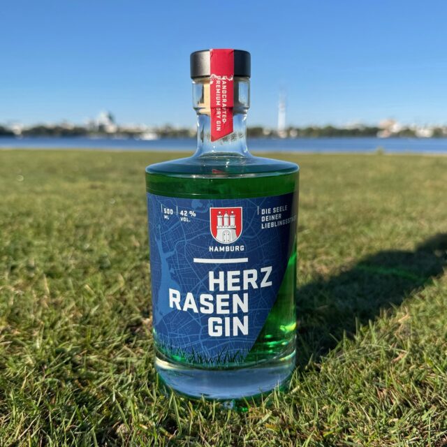 Herzrasen Gin (Hamburg Edition) (🇩🇪) - der Hamburger Zitrus-Gin mit besonderer DNA.
Die Gins von @herzrasen_dna tragen eine ganz besondere Note in sich: Mit ihrem patentierten Extraktionsverfahren gewinnen die Hamburger aus Rasen flüssiges Chlorophyll. Dies färbt den Gin grün und schenkt ihm ein einzigartiges Merkmal, ohne dabei seinen Geschmack zu verändern. Im Falle der Hamburg Edition stammt die Farbe von frischgemähtem Rasen der Alsterwiesen und den Grünflächen des Altonaer Balkons. Auch zahlreiche Sportclubs haben bereits ihre individuelle Version – zum Beispiel der @hsv mit Rasen aus dem Volkspark-Stadion.
Insgesamt 11 Botanicals (u. a. Koriander, Piment, Zitronenschalen, Zitronenmelisse, Lavendel sowie Holunder-, Orangen- und Rosenblüten) zaubern einen hocharomatischen Gin mit intensiven Zitrusaromen und leichten würzigen Anklängen, die perfekt von floralen Noten abgerundet werden. Ein Gin, der sich nicht nur wegen seiner besonderen Farbe sehen lassen kann.
#herzrasengin #herzrasendna #hamburg #hamburgergin #altonaerbalkon #alsterwiesen #gintonic #ginliebe #ginstagram #gintastic #ginfluencer #derginfluencer
[unbezahlte Werbung]