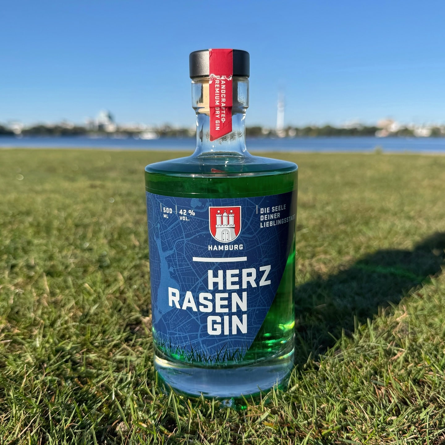 Herzrasen Gin (Hamburg Edition) (🇩🇪) - der Hamburger Zitrus-Gin mit besonderer DNA.
Die Gins von @herzrasen_dna tragen eine ganz besondere Note in sich: Mit ihrem patentierten Extraktionsverfahren gewinnen die Hamburger aus Rasen flüssiges Chlorophyll. Dies färbt den Gin grün und schenkt ihm ein einzigartiges Merkmal, ohne dabei seinen Geschmack zu verändern. Im Falle der Hamburg Edition stammt die Farbe von frischgemähtem Rasen der Alsterwiesen und den Grünflächen des Altonaer Balkons. Auch zahlreiche Sportclubs haben bereits ihre individuelle Version – zum Beispiel der @hsv mit Rasen aus dem Volkspark-Stadion.
Insgesamt 11 Botanicals (u. a. Koriander, Piment, Zitronenschalen, Zitronenmelisse, Lavendel sowie Holunder-, Orangen- und Rosenblüten) zaubern einen hocharomatischen Gin mit intensiven Zitrusaromen und leichten würzigen Anklängen, die perfekt von floralen Noten abgerundet werden. Ein Gin, der sich nicht nur wegen seiner besonderen Farbe sehen lassen kann.
#herzrasengin #herzrasendna #hamburg #hamburgergin #altonaerbalkon #alsterwiesen #gintonic #ginliebe #ginstagram #gintastic #ginfluencer #derginfluencer
[unbezahlte Werbung]