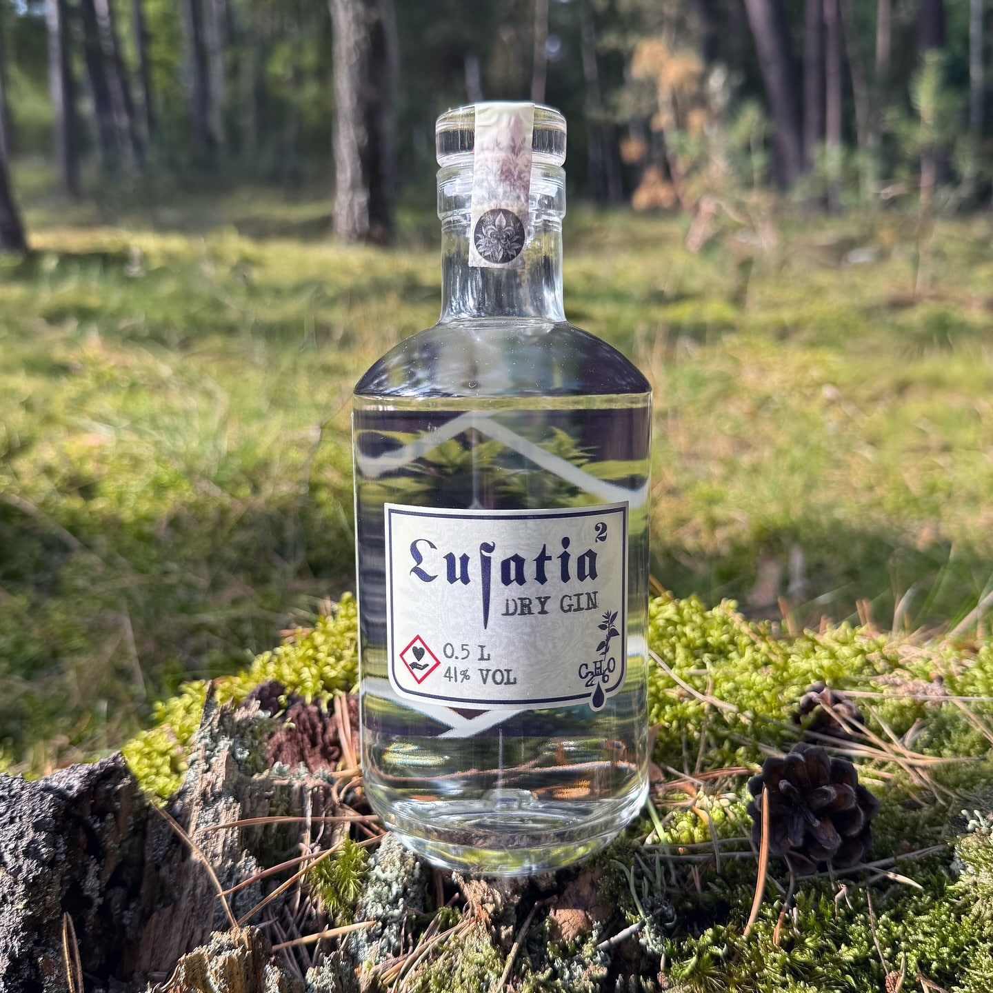 Lusatia² Gin (🇩🇪) - die aromatische Seele der Lausitz.
Der Gin von @lusatiahoch2 aus Ebersbach-Neugersdorf in der südlichen Oberlausitz basiert auf einer wiederentdeckten Rezeptur, die schon vor Jahrzehnten von Lausitzer Wirtsleuten genutzt wurde. Heute erfährt diese Tradition eine neue Blüte – veredelt durch moderne Brennkunst und ein feines Gespür für ausgewogene Aromen. So entsteht ein Destillat, das Vergangenheit und Gegenwart auf harmonische Weise verbindet und die charakteristische Vielfalt der Lausitz transportiert.
Seine Aromatik ist so facettenreich wie die Landschaften seiner Heimat: mild-kräuterbetont mit einer feinen Wacholderbasis, floralen Nuancen und einer dezent herben Fruchtigkeit. Sanft und intensiv zugleich, spiegelt er die Gegensätze dieser Region wider – von dichten Wäldern und weiten Wiesen bis zu sanften Hügeln und klaren Seen. Lusatia² ist nicht nur ein Gin: er ist ein Erlebnis und eine Hommage an Land und Leute der Lausitz.
#lusatiahoch2 #lusatiagin #lausitzerbergland #ginlovers #gincollection #ginspiration #ginfreunde #ginfluencer #derginfluencer
[unbezahlte Werbung]