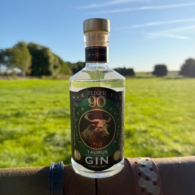 Elixier 90 (Taurus Edition) (🇩🇪) - die kraftvolle und beständige Essenz der Stiere.
Drei erfolgreiche Unternehmer aus verschiedenen Branchen haben sich zusammengeschlossen, um mit @elixier90 eine besondere Gin-Kollektion zu schaffen – inspiriert von den astrologischen Sternzeichen und ihren einzigartigen Charakterzügen. So sind zwölf Gins entstanden, die durch außergewöhnliche Rezepturen und liebevolle Details überzeugen.
Die Taurus Edition spiegelt die geerdete und kraftvolle Natur des Stiers wider. Wacholder und Angelikawurzel verleihen dem Gin eine erdige Tiefe und stabile Basis, während Koriander für eine feine Würze sorgt. Die lebendige Frische von Zitrone und Kumquat rundet das Geschmackserlebnis harmonisch ab. Ein Gin, der Stärke und Beständigkeit zelebriert.
#elixier90 #taurusedition #stier #sternzeichen #berlinspirits #astrologie #madeforthemoment #gin #gintasting #ginempfehlung #ginlover #ginfluencer #derginfluencer
[unbezahlte Werbung]