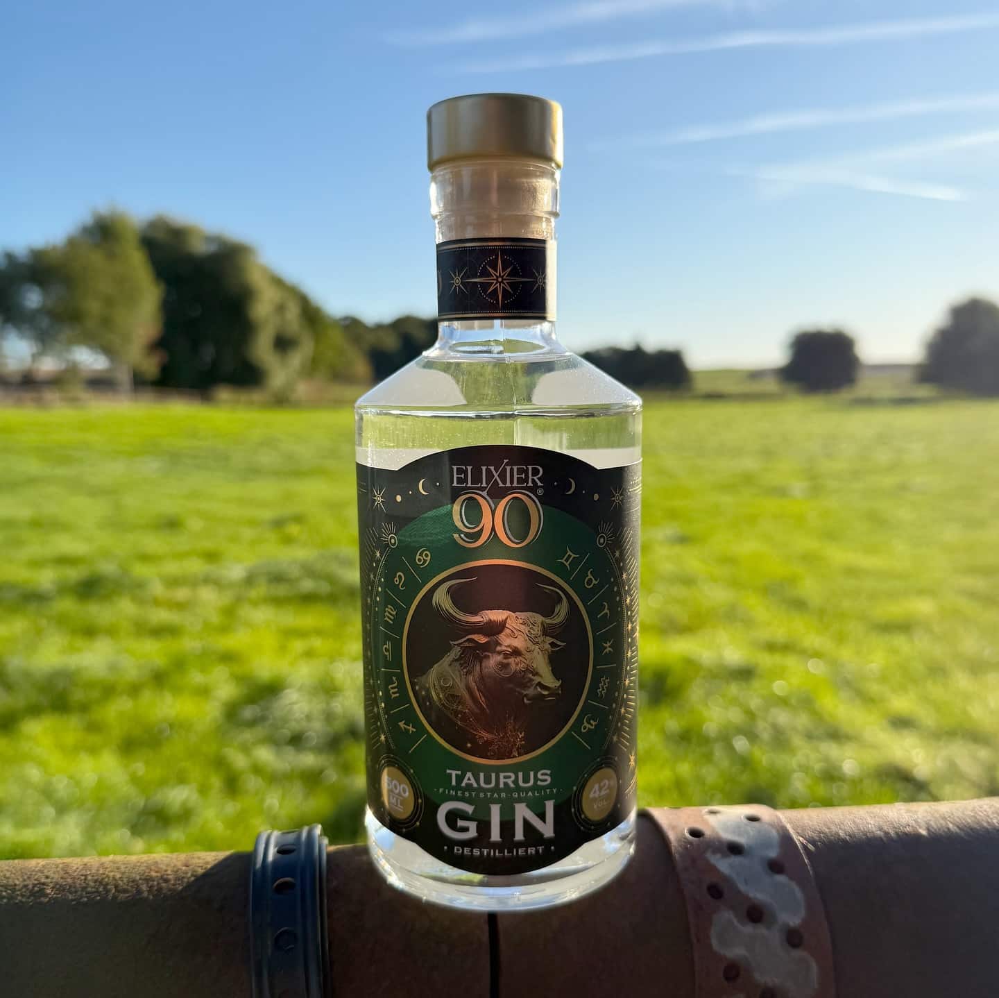 Elixier 90 (Taurus Edition) (🇩🇪) - die kraftvolle und beständige Essenz der Stiere.
Drei erfolgreiche Unternehmer aus verschiedenen Branchen haben sich zusammengeschlossen, um mit @elixier90 eine besondere Gin-Kollektion zu schaffen – inspiriert von den astrologischen Sternzeichen und ihren einzigartigen Charakterzügen. So sind zwölf Gins entstanden, die durch außergewöhnliche Rezepturen und liebevolle Details überzeugen.
Die Taurus Edition spiegelt die geerdete und kraftvolle Natur des Stiers wider. Wacholder und Angelikawurzel verleihen dem Gin eine erdige Tiefe und stabile Basis, während Koriander für eine feine Würze sorgt. Die lebendige Frische von Zitrone und Kumquat rundet das Geschmackserlebnis harmonisch ab. Ein Gin, der Stärke und Beständigkeit zelebriert.
#elixier90 #taurusedition #stier #sternzeichen #berlinspirits #astrologie #madeforthemoment #gin #gintasting #ginempfehlung #ginlover #ginfluencer #derginfluencer
[unbezahlte Werbung]