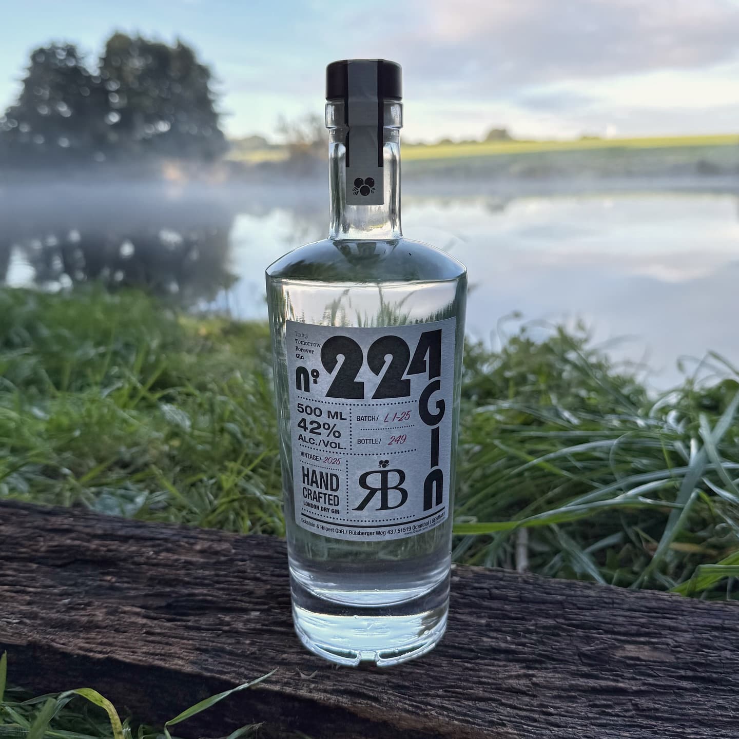 No.224 Gin (🇩🇪) - das bergische Meisterstück.
Im idyllischen Bergischen Land, am Tor zur Kölner Bucht, entsteht nach traditioneller Brennereikunst ein Gin, der auf hochwertigen Ausgangsstoffen basiert und Leidenschaft mit höchster Qualität vereint. Der No.224 Gin von René und Boris aus Odenthal – den Gründern von @224spirits – ist ein Premium London Dry Gin, der in reiner Handarbeit im Small-Batch-Verfahren hergestellt wird.
Geschmacklich überzeugt der No.224 Gin mit einer klassischen Wacholderbasis, die von floralen und fruchtigen Akzenten – wie Bitterorange und Zitrone – sowie einer feinen Würze getragen wird. Kardamom und weitere Botanicals in Bio-Qualität verleihen ihm Tiefe und Komplexität, ohne seine klare Linie zu verlieren. Vollmundig, ausgewogen und charakterstark – ein echtes Meisterstück aus Odenthal.
#224spirits #no224gin #bergischesland #odenthal #gintonic #ginliebe #ginstagram #gintastic #ginfluencer #derginfluencer
[unbezahlte Werbung]