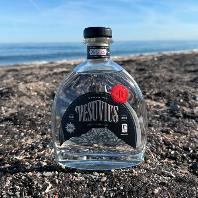 Vesuvius Magma Gin (🇮🇹) - die explosive Kraft des Vesuvs.
Am Fuße des majestätischen Vesuvs, unweit der pulsierenden Stadt Neapel, entsteht ein Gin, der wie kein anderer die Verbindung von Naturgewalt und italienischer Eleganz verkörpert. Der @vesuviusmagmagin ist schon optisch ein neapolitanisches Kunstwerk – tiefschwarz, durchzogen von feurig-roten Magma-Elementen, veredelt mit einem Holzkorken, der stolz den Medusa-Kopf von Torre del Greco trägt.
Auch geschmacklich überzeugt der Vesuvius Magma Gin mit einer intensiven, mediterranen Aromatik: Wacholder bildet die Basis, während Rosmarin, Lorbeer und Ginster eine aromatische Frische beisteuern. Wilder Fenchel aus der Region verleiht dem Gin seine unverwechselbare Note, die an die raue, doch fruchtbare Landschaft rund um den Vesuv erinnert. Das Ergebnis ist ein intensiver, ausdrucksstarker Gin, der die Energie des Vulkans und die unverkennbare Vielfalt Süditaliens einfängt.
#vesuviusgin #vesuviusmagmagin #italiangin #neapel #ginitalia #ginitaly #gin #gintasting #ginempfehlung #ginlover #ginfluencer #derginfluencer
[unbezahlte Werbung]