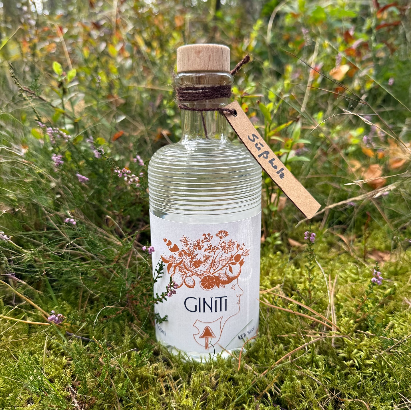 Giniti Gin Süßholz (🇩🇪) - samtig-würzige Handwerkskunst aus Wolfsburg
Die Giniti Destillerie (@giniti_gin) in Wolfsburg ist ein Ort, der Gin-Liebhaber und Entdecker gleichermaßen begeistert. Hier verschmelzen Genuss und Erlebnis – ob bei Tastings, Gin-Workshops oder entspannten Stunden an der Hausbar. Für sportliche Abwechslung sorgt der Golfsimulator „Fairway Wolfsburg“ und ein professionelles Steeldart-Spielfeld.
Der Giniti Gin Süßholz vereint klassischen Wacholder mit der warmen Süße der Süßholzwurzel. Abgerundet mit dem weichen Wasser der nahegelegenen Rotheburg-Quelle entfaltet sich ein sanfter, vollmundiger Gin, dessen würzige Süßholznote die Sinne auf verführerische Weise umgarnt. Ein Gin, der Handwerkskunst und Kreativität zu einem samtigen Fest für den Gaumen verbindet.
#ginitigin #ginitiginsüßholz #giniti #wolfsburggin #ginitidestillerie #süßholz #gintonic #ginliebe #ginstagram #gintastic #ginfluencer #derginfluencer
[unbezahlte Werbung]