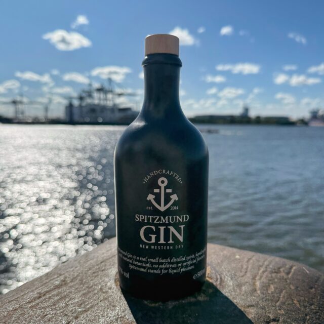 Spitzmund Anker Gin (🇩🇪) - norddeutscher Genuss mit Charakter.
Seit 2013 gibt es den @spitzmundgin, der in Kiel geboren und heute im niedersächsischen Oyten zu Hause ist. Eingebettet zwischen Bremen, Achim und Ottersberg wird hier, umgeben von Mooren und dem Binnendelta der Wümme, mit viel Herzblut ein Gin produziert, der seine norddeutsche Heimat widerspiegelt. Sein Name, Anker Gin, symbolisiert Halt, Hoffnung und Treue.
Auch geschmacklich steht er für klare Linien: Wacholder trifft auf fruchtige Pflaume und Apfel, begleitet von frischen Zitrusnoten sowie Botanicals wie Haselnuss, Koriander und Muskatblüte. Das Ergebnis ist ein komplexer, intensiver und dennoch weicher Gin mit harmonisch-fruchtigem Charakter.
#spitzmundgin #ankergin #kiel #oyten #norddeutschland #nordishgin #ginlovers #gincollection #ginspiration #ginfreunde #ginfluencer #derginfluencer
[unbezahlte Werbung]
