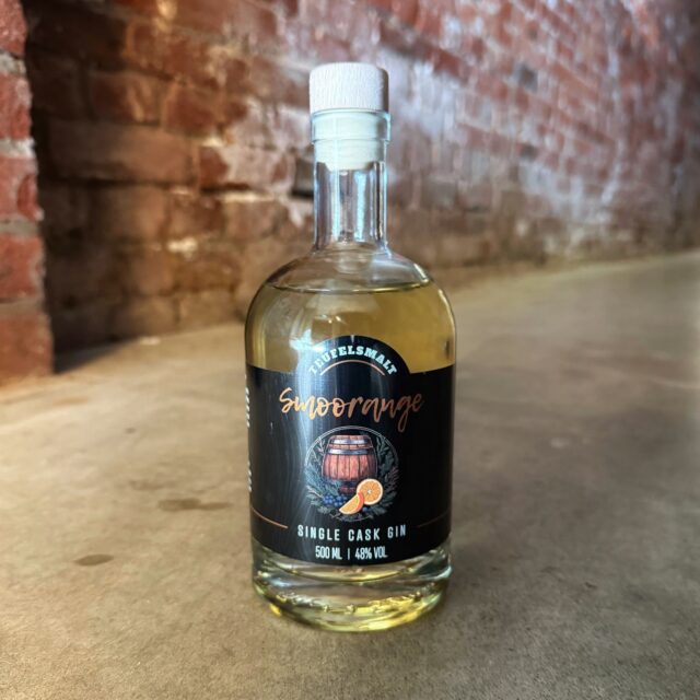 Smoorange Single Cask Gin (🇩🇪) - ein Gin mit der Seele Schottlands.
Marcus Beyer von @teufelsmalt und @maltpit_worpswede aus dem Künstlerdorf Worpswede im Teufelsmoor ist tief in der Welt des Whiskys verwurzelt. Seine Leidenschaft für gereifte Spirituosen entflammte 2014 auf dem West Highland Way in Schottland – ein prägender Moment, der den Beginn seiner geschmacklichen Reise markierte. Mit dem Smoorange Single Cask Gin schlägt er nun ein neues Kapitel auf.
In Zusammenarbeit mit der Feindestillerie @gerhardbuechner entstand ein London Dry Gin, der auf klassischen Botanicals wie Wacholder, Koriander und frischen Zitrusfrüchten basiert – lebendig, klar und fruchtbetont. Sein eigentlicher Zauber entfaltet sich jedoch erst nach der Destillation: Zwölf Monate Reifung in einem Ex-Laphroaig Quarter Cask – einem Fass, das zuvor rauchigen Islay Single Malt beherbergte – verleihen ihm Tiefe, einen Hauch Torf und salzige Seeluft, fein verwoben mit der Frische der Zitrusnoten.
#smoorangegin #teufelsmalt #ginmeetswhisky #singlecaskgin #worpswede #handcraftedgin #laphroaigcask #ginkunst #whiskyliebe #gintonic #ginliebe #ginstagram #gintastic #ginfluencer #derginfluencer
[unbezahlte Werbung]