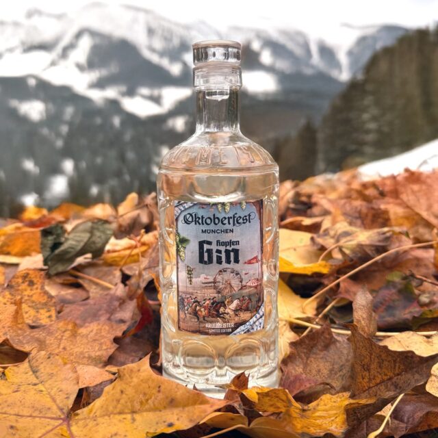 Krugmeister Hopfen Gin (🇩🇪) - zwischen Hopfengarten, Wiesn und Brennblase.
@oktoberfest_spirits aus der bayrischen Landeshauptstadt München brachte mit dem Krugmeister Hopfen Gin im vergangenen Jahr eine echte Weltneuheit auf die Wiesn: ein Gin, der bayerische Brautradition mit moderner Destillationskunst vereint. Abgefüllt in einer ikonischen Maßkrugflasche steht er sinnbildlich für bayerisches Lebensgefühl, echtes Handwerk, Geselligkeit und die traditionsreiche Bierkultur des Freistaats.
Sein Aromenspiel ist intensiv und vielschichtig: klassischer Wacholder trifft auf intensive Noten von Zitrone und Orange, während Koriander, Anis und Zimt dem Gin eine warme, würzige Tiefe verleihen. Der Citra-Hopfen bringt eine unverkennbare Frische und feine Bitterkeit in das elegante Aromenspiel. Ein Gin, der das Oktoberfest-Feeling gekonnt einfängt – charaktervoll, kräftig und unverwechselbar bayerisch.
#krugmeistergin #hopfengin #oktoberfestspirits #bavariangin #wiesngin #starnbergersee #oktoberfest #wiesn #münchen #gintonic #ginliebe #ginstagram #gintastic #ginfluencer #derginfluencer
[unbezahlte Werbung]