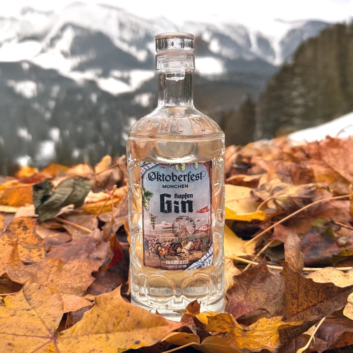 Krugmeister Hopfen Gin (🇩🇪) - zwischen Hopfengarten, Wiesn und Brennblase.
@oktoberfest_spirits aus der bayrischen Landeshauptstadt München brachte mit dem Krugmeister Hopfen Gin im vergangenen Jahr eine echte Weltneuheit auf die Wiesn: ein Gin, der bayerische Brautradition mit moderner Destillationskunst vereint. Abgefüllt in einer ikonischen Maßkrugflasche steht er sinnbildlich für bayerisches Lebensgefühl, echtes Handwerk, Geselligkeit und die traditionsreiche Bierkultur des Freistaats.
Sein Aromenspiel ist intensiv und vielschichtig: klassischer Wacholder trifft auf intensive Noten von Zitrone und Orange, während Koriander, Anis und Zimt dem Gin eine warme, würzige Tiefe verleihen. Der Citra-Hopfen bringt eine unverkennbare Frische und feine Bitterkeit in das elegante Aromenspiel. Ein Gin, der das Oktoberfest-Feeling gekonnt einfängt – charaktervoll, kräftig und unverwechselbar bayerisch.
#krugmeistergin #hopfengin #oktoberfestspirits #bavariangin #wiesngin #starnbergersee #oktoberfest #wiesn #münchen #gintonic #ginliebe #ginstagram #gintastic #ginfluencer #derginfluencer
[unbezahlte Werbung]