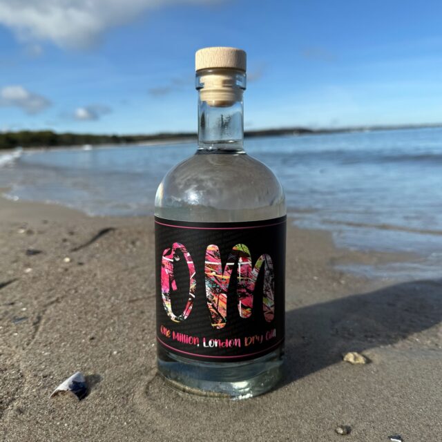 One Million Gin (🇩🇪) - italienische Leidenschaft trifft auf deutsche Präzision.
Der @onemillion.gin aus Großenhain an der Großen Röder in Sachsen ist ein Statement im Glas: Urban, hochwertig und stilvoll verbindet er modernes Pop-Art-Design mit echter Handwerkskunst. Inspiriert vom italienischen Lebensgefühl entstand die Idee, einen Gin zu kreieren, der das Leben feiert und das Besondere in jedem Moment betont. Für Augenblicke, die mehr wert sind als eine Million.
In diesem London Dry Gin trifft Wacholder auf die Beeren der Schlehe, Granatapfel, Hibiskus und Kardamom. Seine fruchtigen Noten verbinden sich mit dezenter Würze zu einem eleganten, facettenreichen Geschmackserlebnis, das lange nachklingt. Ein Gin, der mit seiner klaren Struktur und lebendigen Aromen Leichtigkeit, Genuss und einen Hauch Luxus vereint.
#onemilliongin #merchandspirit #londondrygin #popartdesign #ginart #ginlovers #gincollection #ginspiration #ginfreunde #ginfluencer #derginfluencer
[unbezahlte Werbung]