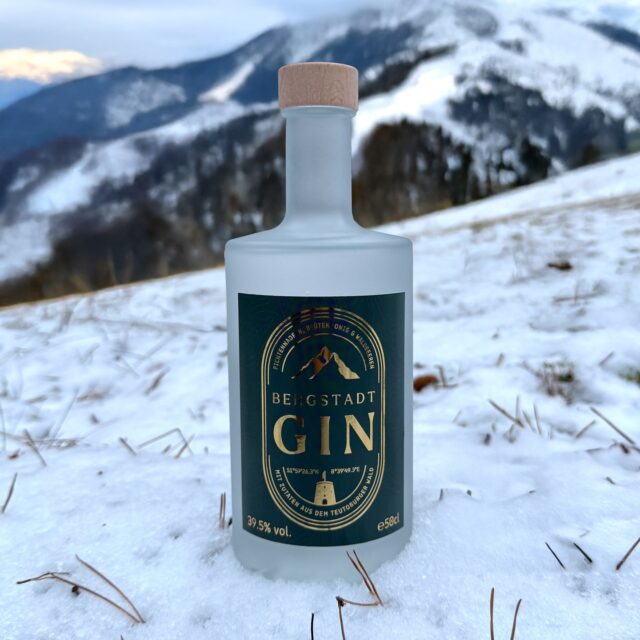 Bergstadtgin (🇩🇪) - die Vielfalt des Teutoburger Waldes.
Der @bergstadtgin stammt aus dem Herzen des Teutoburger Waldes – einer Region, die für ihre dichten Wälder, sanften Hügel und ihre Geschichte bekannt ist. Vier Freunde aus Oerlinghausen wollten diesen besonderen Ort geschmacklich erlebbar machen und schufen einen Gin, der tief mit seiner Heimat verwurzelt ist. Entstanden ist ein im Niedertemperaturverfahren hergestellter Gin, der regionale Zutaten, moderne Brennkunst und echte Leidenschaft vereint.
Seine Aromatik spiegelt die Vielfalt der Region wider: frische Fichtennadeln, fruchtige Noten von Pflaume, Blau-, Him- und Johannisbeeren, ein sanfter Hauch von Blütenhonig sowie herbale Akzente von Löwenzahn und Eichenrinde ergeben ein komplexes, vielschichtiges Geschmacksprofil. Ein harmonisch ausbalancierter Gin mit echter Persönlichkeit und dem unverwechselbaren Geschmack seiner Heimat.
#bergstadtgin #teutoburgerwald #bielefeld #oerlinghausen #heimatgin #waldgin #gin #gintasting #ginempfehlung #ginlover #ginfluencer #derginfluencer
[unbezahlte Werbung]