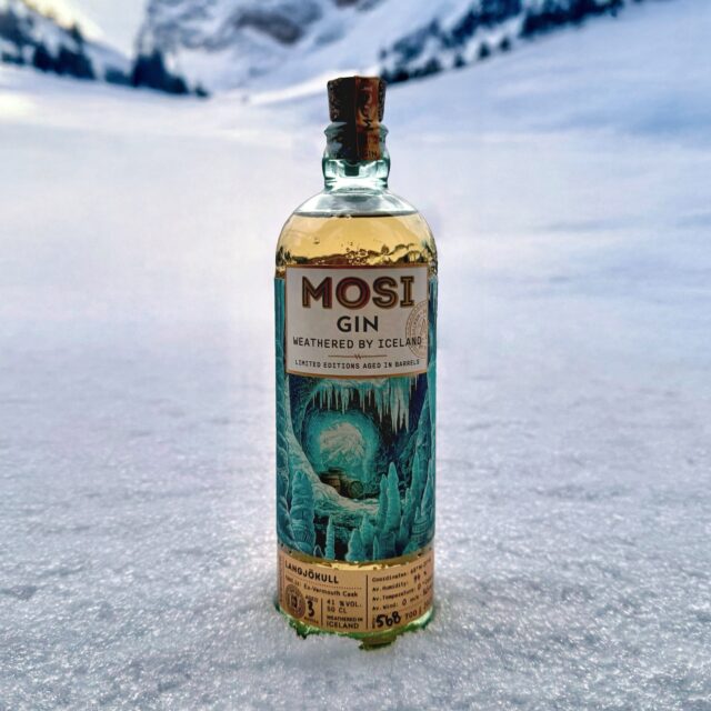 Mosi Gin Langjökull Vermouth (🇮🇸) - die stille Fusion im Herzen des Eises.
Tief im Herzen des isländischen Langjökull-Gletschers ruht ein Gin, der nicht einfach reift, sondern sich verwandelt. In einem künstlichen Eistunnel, fern von Licht, Wind und Geräuschen, lagert der @mosi_gin Langjökull Vermouth in nahezu vollkommener Stille. Hier, wo die Temperatur konstant nahe dem Gefrierpunkt bleibt, verlangsamt sich die Zeit – und die Natur übernimmt leise die Führung.
Im Inneren der ehemaligen Wermutfässer vollzieht sich eine subtile Transformation. Die Gletscherfeuchtigkeit versiegelt das Holz, bewahrt seine Aromen und lässt sie sich zart mit dem Basis-Gin vereinen. So entsteht eine elegante Fusion aus feinen Noten von Salbei und Wermut, während die eisige Umgebung dem Gin kristalline Frische und zarte Mineralität verleiht. Das Ergebnis ist ein Gin von stiller Komplexität – geheimnisvoll, elegant und tiefgründig wie der Gletscher selbst.
#mosigin #mosiisland #ginlovers #gintonic #derginfluencer
[unbezahlte Werbung]