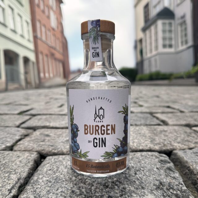 Burgen Gin (🇩🇪) - die exquisite Harmonie aus Tradition und Moderne.
Die romantische Kleinstadt Schlitz ist als Burgenstadt weit über die Grenzen ihrer hessischen Heimat bekannt. Fünf stolze Burgen bilden einen einmaligen Anblick inmitten von Flussauen und Hügeln. Zu der langen Stadtgeschichte gehört seit 1585 auch die @schlitzer_destillerie, die unter der Produktlinie @burgendrinks dieser historischen Region eine Vielzahl von Likören und Spirituosen widmet und ihre Tradition mit aktuellen Aspekten wie Nachhaltigkeit und Regionalität verbindet.
Der Burgen Gin besteht ausschließlich aus 15 Zutaten ökologischen Anbaus und wird in Bio-Qualität hergestellt. Darunter Botanicals wie Zitrone, Orange, Grapefruit, Zitronengras, Preiselbeere, Goldmelisse, Veilchenwurzel und natürlich Wacholder. Hierdurch entsteht ein herrlich frisches Geschmackserlebnis mit klarem Fokus auf Zitrusaromen, die exquisit von floralen und dezenten herbalen Anklängen begleitet werden.
#burgengin #biogin #burgenbiogin #ginfluencer #derginfluencer
[unbezahlte Werbung]