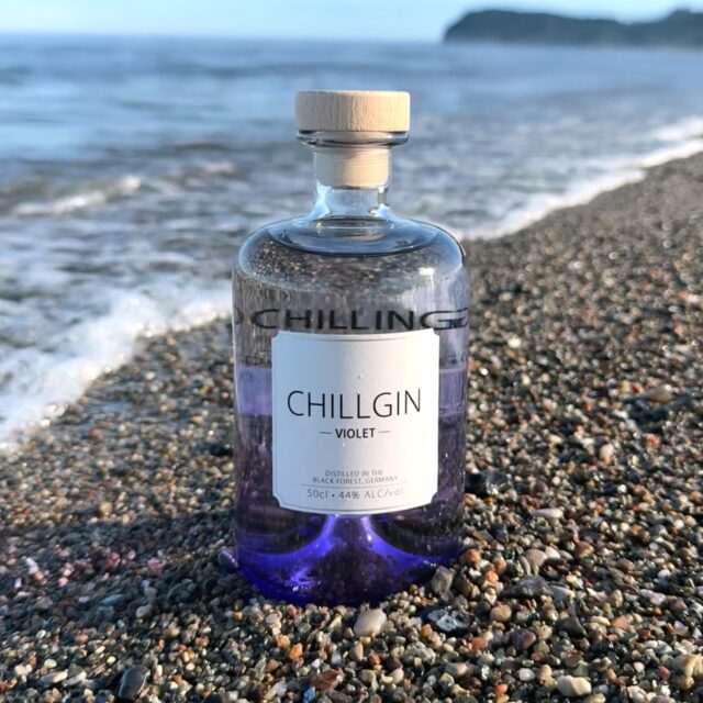Chill Gin Violet (🇩🇪) - hocharomatische Kreativität in Violett.
Der Chill Gin Violet (@chillgin_blackforest) aus dem Schwarzwald beeindruckt mit seiner markanten violetten Farbe und einem ausdrucksstarken Aromaprofil. Die Inspiration des Namens „Violet“ spiegelt sich jedoch nicht nur im Aussehen wider, sondern auch in der besonderen botanischen Komposition, die florale und teils fruchtige Elemente kunstvoll miteinander verbindet.
Das Herzstück des Chill Gin Violet sind sorgfältig ausgewählte klassische Botanicals wie Wacholder, Kardamom, Koriander und Zitronengras, die eine vertraute Basis schaffen. Frische Pfefferminzblätter und blumige Lavendelnoten ergänzen das Bouquet um belebende und elegante Facetten. Die Symbiose aus Würze, frischer Minze und zarter Blütenpracht schafft ein hocharomatisches und abwechslungsreiches Geschmackserlebnis.
#chillgin #chillginviolet #floralgin #ginfluencer #derginfluencer