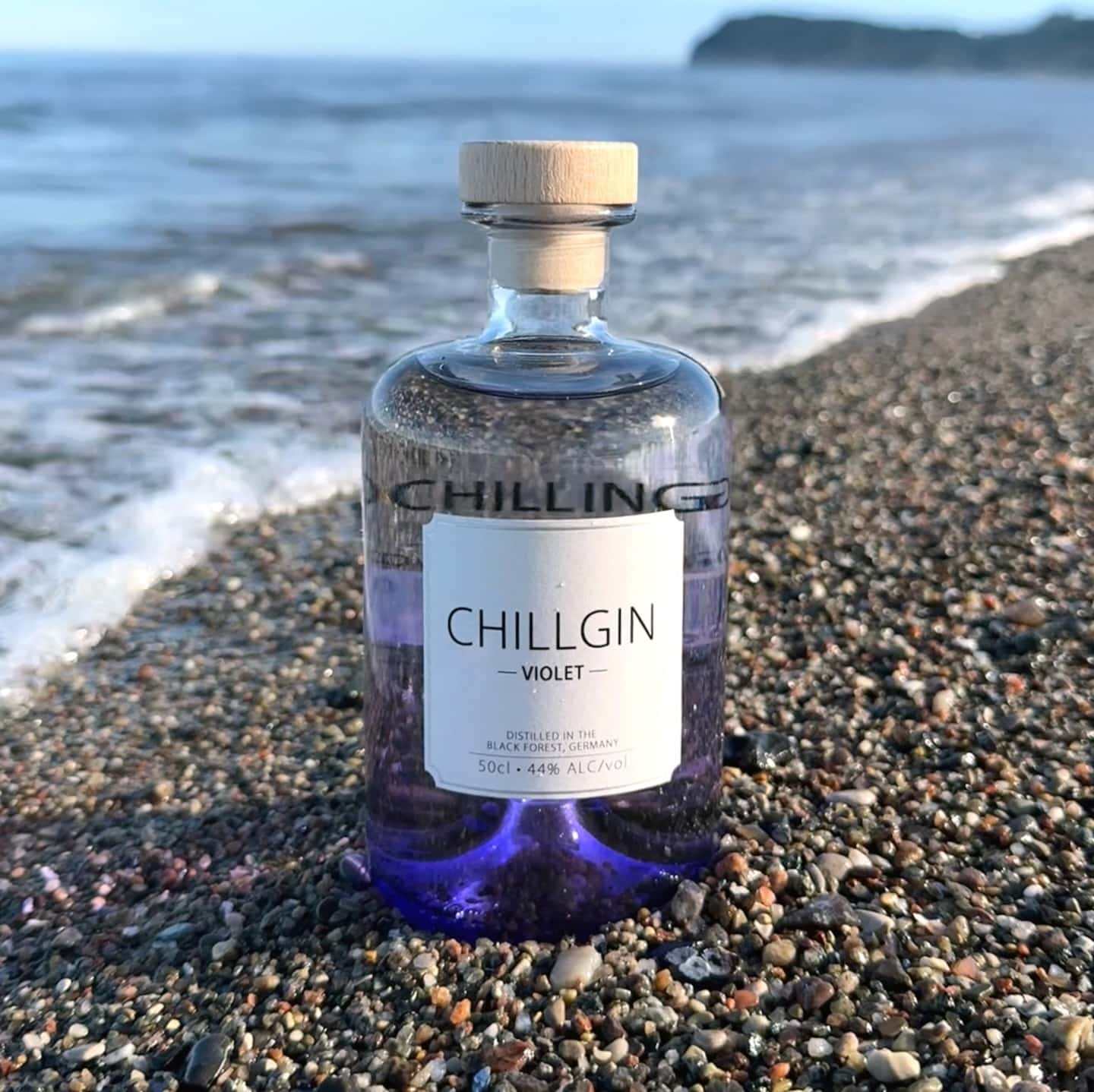 Chill Gin Violet (🇩🇪) - hocharomatische Kreativität in Violett.
Der Chill Gin Violet (@chillgin_blackforest) aus dem Schwarzwald beeindruckt mit seiner markanten violetten Farbe und einem ausdrucksstarken Aromaprofil. Die Inspiration des Namens „Violet“ spiegelt sich jedoch nicht nur im Aussehen wider, sondern auch in der besonderen botanischen Komposition, die florale und teils fruchtige Elemente kunstvoll miteinander verbindet.
Das Herzstück des Chill Gin Violet sind sorgfältig ausgewählte klassische Botanicals wie Wacholder, Kardamom, Koriander und Zitronengras, die eine vertraute Basis schaffen. Frische Pfefferminzblätter und blumige Lavendelnoten ergänzen das Bouquet um belebende und elegante Facetten. Die Symbiose aus Würze, frischer Minze und zarter Blütenpracht schafft ein hocharomatisches und abwechslungsreiches Geschmackserlebnis.
#chillgin #chillginviolet #floralgin #ginfluencer #derginfluencer
