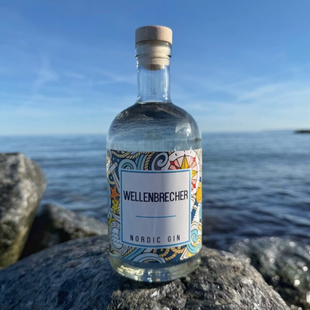 Wellenbrecher Nordic Gin (🇩🇪) - die Kraft und Seele des Nordens.
Der @wellenbrecher_gin stammt aus Borgwedel in Schleswig-Holstein – einer historischen Gemeinde mit Wurzeln bis in die Wikingerzeit am malerischen Südufer der Schlei. Hier, wo jahrhundertealte Geschichte auf beeindruckende Küstenlandschaften trifft, entsteht in sorgfältiger Handwerkskunst ein charakterstarker Gin, der die nordische Klarheit, Weite und Ursprünglichkeit in sich trägt.
Seine Aromatik vereint eine klassische Wacholderbasis mit belebender Limette, knackiger Gurke und einem sanften Hauch von Rose. Das Ergebnis ist ein gradliniger, zugleich vielschichtiger Gin – klar, erfrischend und mit feiner Eleganz. Wie eine kräftige Brandung trägt er die steife Brise der Küste in sich und verkörpert die markante, maritime Seele Schleswig-Holsteins.
#wellenbrechergin #nordicgin #ginlovers #ginfluencer #derginfluencer
[unbezahlte Werbung]