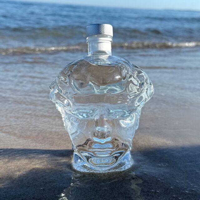 Impavid Luxury Gin (🇮🇹) – ein flüssiges Kunstwerk italienischer Eleganz.
Mitten im Herzen der Toskana, nahe der traditionsreichen Stadt Modena, entsteht ein Gin, der italienische Handwerkskunst, Renaissance-Ästhetik und geschmackliche Raffinesse vereint. Der Impavid Luxury Gin von @impavidspirits fasziniert schon auf den ersten Blick – in einem kunstvoll gestalteten Dekanter, der dem Kopf von Michelangelos David nachempfunden ist.
Doch auch geschmacklich ist der Gin ein Meisterwerk: Frischer Wacholder trifft auf mediterrane Zitrusfrüchte wie Bergamotte, Grapefruit und süße Orange. Florale Noten von Holunder und toskanischer Iris verschmelzen mit fein-würzigen Akzenten von Vanille, Anis, Zimt und Koriander zu einem komplexen und zugleich harmonisch-milden Profil. Ein eleganter Gin mit Tiefe – stilvoll, vielschichtig und wirklich außergewöhnlich.
#impavidgin #italianexcellence #luxurygin #ginfluencer #derginfluencer
[unbezahlte Werbung]