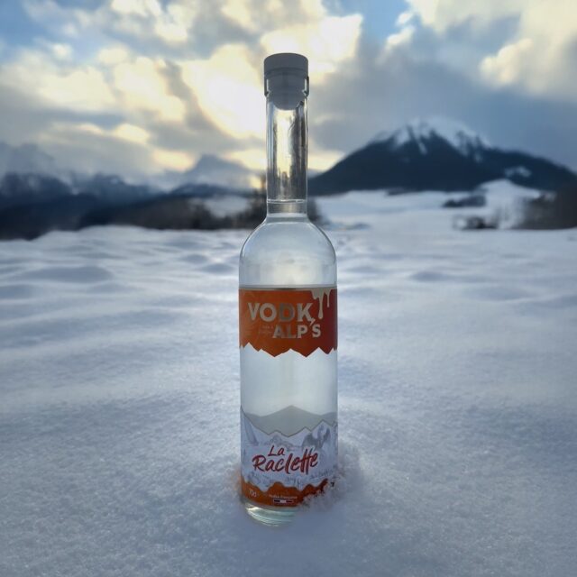 Vodkalp’s „La Raclette“ (🇫🇷) - die mutige Genusskultur der Alpen.
Hoch oben in den französischen Alpen, im Naturpark Queyras, entsteht in der @distilleriesaintveran ein Vodka, der alpine Genusskultur neu interpretiert. Auf 1.780 Metern Höhe, in der höchstgelegenen Gemeinde Europas, verbinden sich klares Quellwasser, regionale Zutaten und handwerkliche Präzision zu einer Spirituose, die bewusst eigene Wege geht – mit einer mutigen Idee und fest im Terroir verwurzelt.
„La Raclette“ basiert auf einem französischen Weizenvodka, der mit Bio-Raclettekäse aus dem Queyras fein infundiert wird. Eine dezente Buchenrauchnote greift die aromatische Tiefe des Käses auf, während ein Hauch des hauseigenen Kartoffeldestillats dem Vodka Balance und eine cremige Textur verleiht. Das Ergebnis ist weich, überraschend ausgewogen und charaktervoll – pur ebenso spannend wie im Cocktail.
#vodkalps #laraclette #distilleriesaintveran #ginfluencer #derginfluencer
[unbezahlte Werbung]