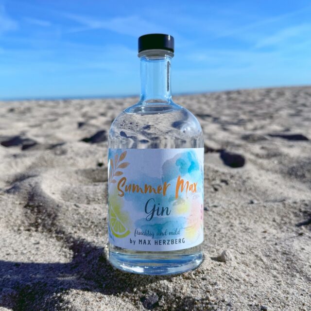 Summer Max Gin (🇩🇪) - die flüssige Leichtigkeit des Sommers.
Max Herzberg aus Dresden, besser bekannt als Adlersson (@adlerssonpictures), begeistert seit über einem Jahrzehnt mit YouTube-Videos, Livestreams und absurdem Humor eine riesige Community. Max zeigt, wie man aus Leidenschaft Projekte ins Leben ruft, die Eindruck hinterlassen. Gemeinsam mit seinem Vater (@mehtenvieh) entstand so bereits der @mehtenginofficial – und nun seine neueste Kreation: der Summer Max Gin.
Geschmacklich überzeugt der Summer Max Gin mit fruchtig-milder Frische: klassischer Wacholder trifft auf florale Rosenblüten, roten Pfeffer, frischen Ingwer und Zitrusnoten, die eine lebendige, sommerliche Balance schaffen. Mit einem satten Alkoholgehalt von 45 % bietet dieser Gin ein intensives, dennoch weiches Geschmackserlebnis, das das Lebensgefühl warmer Sommerabende perfekt einfängt.
#summermaxgin #adlersson #mehtengin #ginfluencer #derginfluencer
[unbezahlte Werbung]