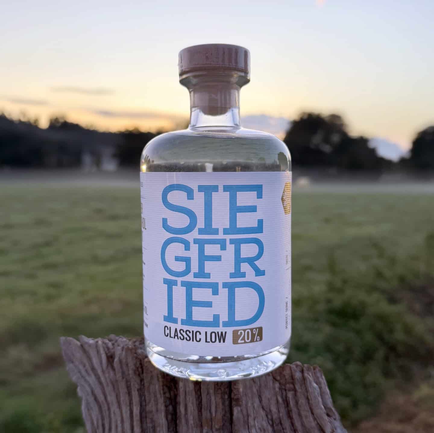 Siegfried Easy Classic (🇩🇪) - weniger Alkohol, voller Geschmack.
Bei dem Siegfried Easy Classic von @hellosiegfried handelt es sich um eine der beiden Low-Alcohol-Variante, die seit gut zwei Jahren das Sortiment des bekannten Ginlabels bereichern. Mit einem reduzierten Alkoholgehalt von nur 20 % ergibt sich, durch die Zugabe eines Tonic Water im „klassischen“ Mischverhältnis, ein Longdrink mit einem Alkoholgehalt vergleichbar mit Bier (~5 %).
In ihm stecken die gleichen 18 Botanicals wie im originalen Siegfried Rheinland Dry Gin. Sanfte Zitrusnoten der Pomeranze treffen dabei auf Nuancen von Thymian, Kardamom sowie Wacholder und entfalten so eine harmonische Balance. Leichte florale Aromen von Lavendel werden zudem durch den dezent-warmen Charakter der Lindenblüte abgerundet, die Siegfried erst zu Siegfried macht.
#siegfriedeasy #siegfriedgin #lowalcohol #ginfluencer #derginfluencer
[unbezahlte Werbung]