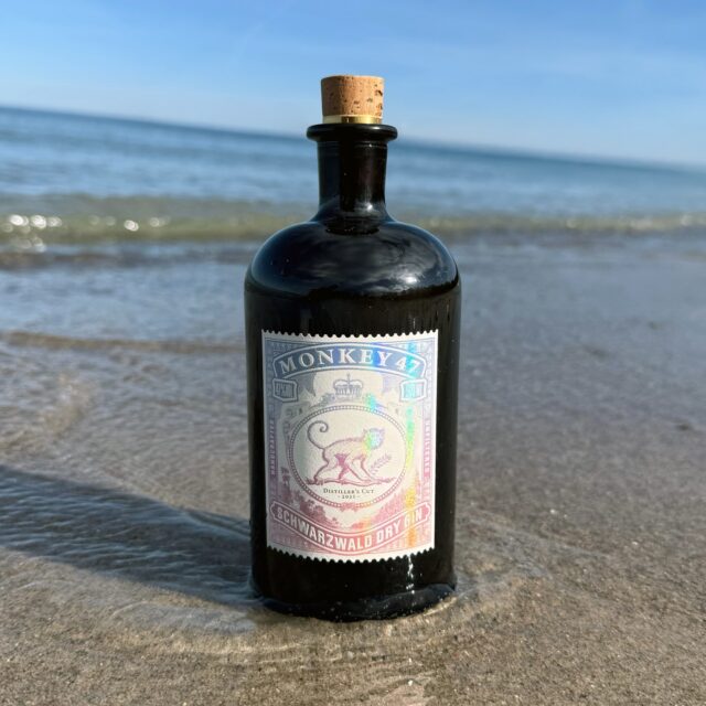 Monkey 47 Distiller’s Cut 2025 (🇩🇪) - eine salzige Brise im Schwarzwald.
Jedes Jahr erhält der limitierte Distiller’s Cut des legendären @monkey47 eine seltene, sogenannte Species Rara – ein 48. Botanical, das diese Edition einzigartig macht. 2025 führte die Reise vom Schwarzwald in die schimmernden Salzwiesen der Camargue, wo Sonne, Wind und Meer in perfektem Zusammenspiel das edle Fleur de Sel entstehen lassen. Dort fand Alexander Stein, Gründer von Monkey 47, die Inspiration für das diesjährige Extra-Botanical.
In Loßburg wurde das feine Meersalz aus Südfrankreich behutsam in den komplexen Mazerations- und Destillationsprozess integriert – präzise und mit der für Monkey 47 typischen Hingabe. Das Ergebnis: ein pikanter, eleganter Gin mit feiner Mineralität, einem Hauch von Sonnenwärme und der kühlen Brise salziger Meeresluft. Die subtile Salznote hebt die 47 Botanicals auf neue Weise hervor, verleiht Tiefe und Balance – und macht diesen Distiller’s Cut zu einem außergewöhnlichen Erlebnis.
#monkey47 #monkey47gin #distillerscut #ginfluencer #derginfluencer
[unbezahlte Werbung]