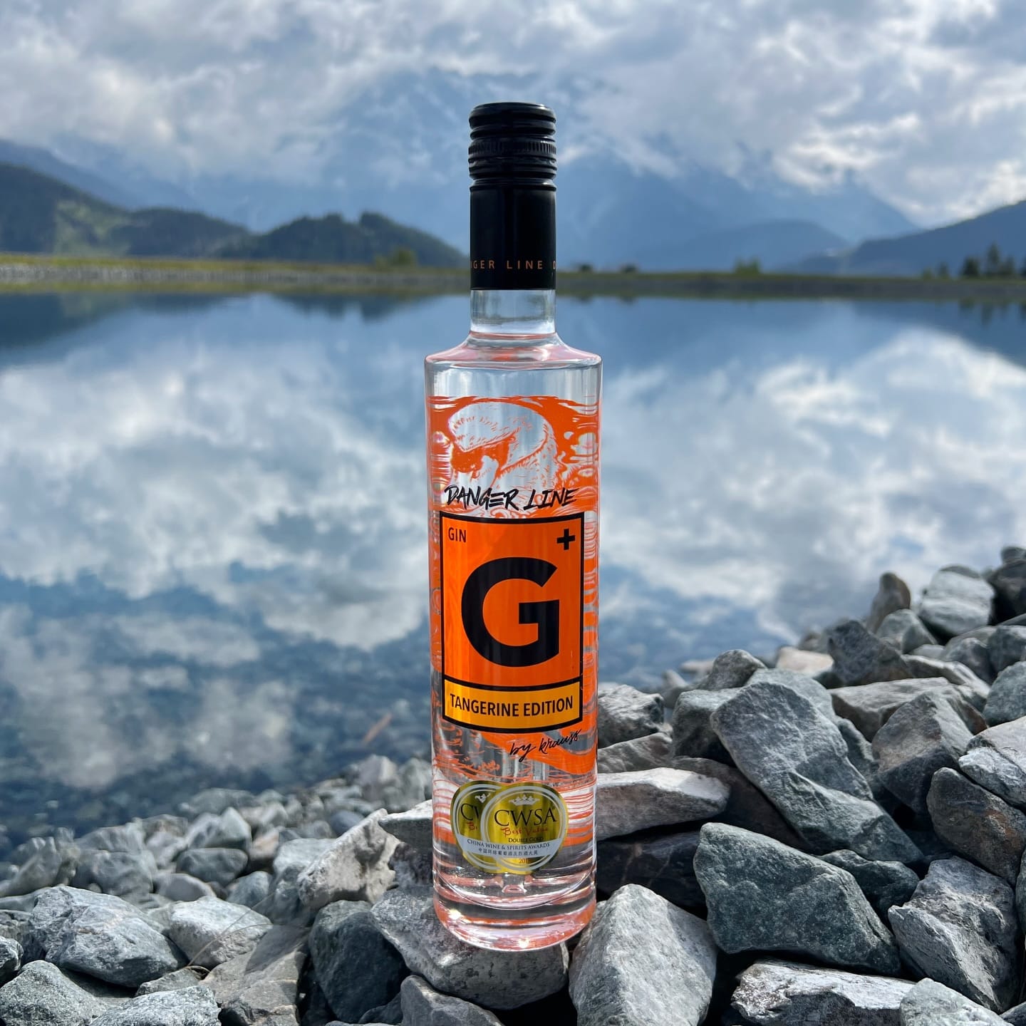 G+ Gin (Tangerine Edition) (🇦🇹) - die Verschmelzung alpiner Reinheit und mediterraner Aromatik.
Die @distillerykrauss aus Sankt Martin im Sulmtal in Österreich steht seit ihrer Gründung im Jahr 2007 für handwerkliche Perfektion und innovative Ideen. Diese Hingabe brachte der steirischen Familienbrennerei internationale Anerkennung ein. Unter anderem wurde sie 2022 zur Destillerie des Jahres gekürt. Vor rund einem Jahrzehnt erweiterten sie ihr Portfolio auch um Gin.
Ihr G+ Tangerine beeindruckt mit einer harmonischen Kombination aus Wacholder, sonnengereiften Mandarinen aus Kalabrien und würzigem Thymian. Ergänzt durch frische Noten von Eukalyptus, Ingwer und Anis entfaltet er ein facettenreiches Geschmackserlebnis. Die Mischung aus fruchtiger Intensität und subtiler Kräuterwürze schafft eine elegante Verschmelzung alpiner Reinheit und mediterraner Aromatik.
#gplusgin #tangerinegin #dangerline #ginfluencer #derginfluencer
[unbezahlte Werbung]