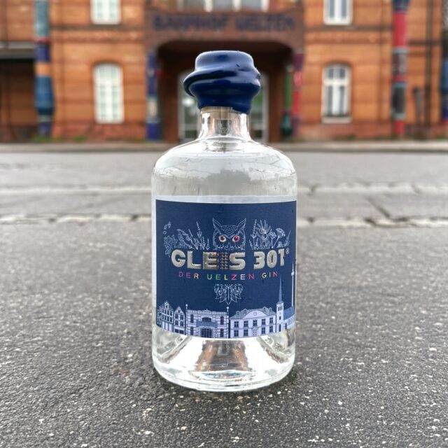 Gleis 301 Gin (🇩🇪) - wo Kunst, Heimat und Begegnungen verschmelzen.
Gleis 301 ist ein Ort, an dem in Uelzen fast jeder Bahnreisende einmal stand – ein Zwischenhalt voller Begegnungen und Erinnerungen. Dieser Gin ist eine Hommage an die Hansestadt Uelzen, ihre Geschichte und den ikonischen Hundertwasser-Bahnhof mit all seinen Farben und Formen. Kreiert und vertrieben von @feinkostkaisen – einem liebevollen Genusspunkt mit eigener Kaffeerösterei sowie feinen Ölen, Essigen und Spirituosen – wird er in Wien destilliert, der Heimat Friedensreich Hundertwassers.
Ein Gin voll Kunst, Farbe und Heimatgefühl. Seine Botanicals schlagen eine aromatische Brücke zur Lüneburger Heide: Heidekraut, Apfel und Waldhonig spiegeln die Region wider, während Wacholder, Koriander, Kardamom, Angelikawurzel, Zitrone, Rosmarin und Thymian ein klassisches, feinwürziges Fundament bilden. Mild-fruchtige Akzente verbinden sich mit zarten Kräuter- und feinen Zitrusnoten zu einem sanften, ausgewogenen Profil. Ein Gin, der den Charakter seiner Heimat einfängt: charmant, unverwechselbar und eng verbunden mit den Menschen und Geschichten, die an Gleis 301 vorbeiziehen.
#gleis301 #gleis301gin #feinkostkaisen #ginfluencer #derginfluencer
[unbezahlte Werbung]