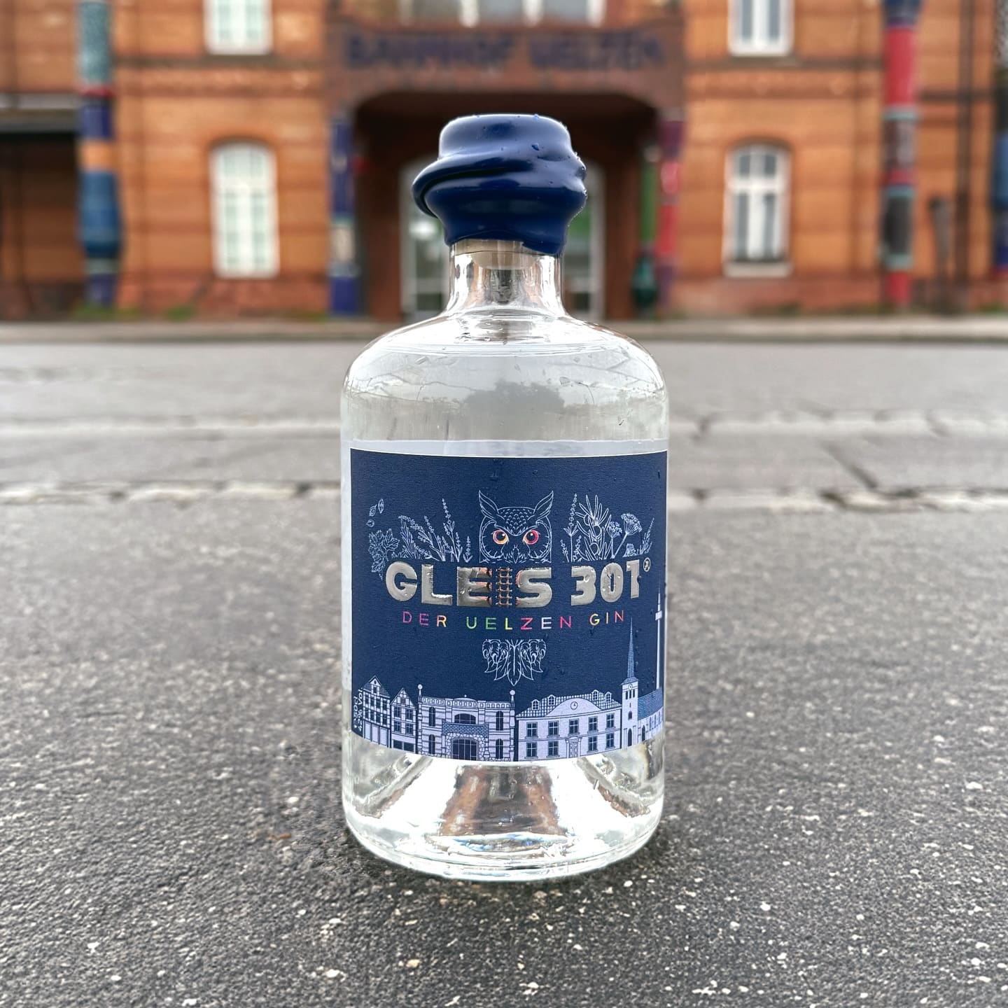 Gleis 301 Gin (🇩🇪) - wo Kunst, Heimat und Begegnungen verschmelzen.
Gleis 301 ist ein Ort, an dem in Uelzen fast jeder Bahnreisende einmal stand – ein Zwischenhalt voller Begegnungen und Erinnerungen. Dieser Gin ist eine Hommage an die Hansestadt Uelzen, ihre Geschichte und den ikonischen Hundertwasser-Bahnhof mit all seinen Farben und Formen. Kreiert und vertrieben von @feinkostkaisen – einem liebevollen Genusspunkt mit eigener Kaffeerösterei sowie feinen Ölen, Essigen und Spirituosen – wird er in Wien destilliert, der Heimat Friedensreich Hundertwassers.
Ein Gin voll Kunst, Farbe und Heimatgefühl. Seine Botanicals schlagen eine aromatische Brücke zur Lüneburger Heide: Heidekraut, Apfel und Waldhonig spiegeln die Region wider, während Wacholder, Koriander, Kardamom, Angelikawurzel, Zitrone, Rosmarin und Thymian ein klassisches, feinwürziges Fundament bilden. Mild-fruchtige Akzente verbinden sich mit zarten Kräuter- und feinen Zitrusnoten zu einem sanften, ausgewogenen Profil. Ein Gin, der den Charakter seiner Heimat einfängt: charmant, unverwechselbar und eng verbunden mit den Menschen und Geschichten, die an Gleis 301 vorbeiziehen.
#gleis301 #gleis301gin #feinkostkaisen #ginfluencer #derginfluencer
[unbezahlte Werbung]