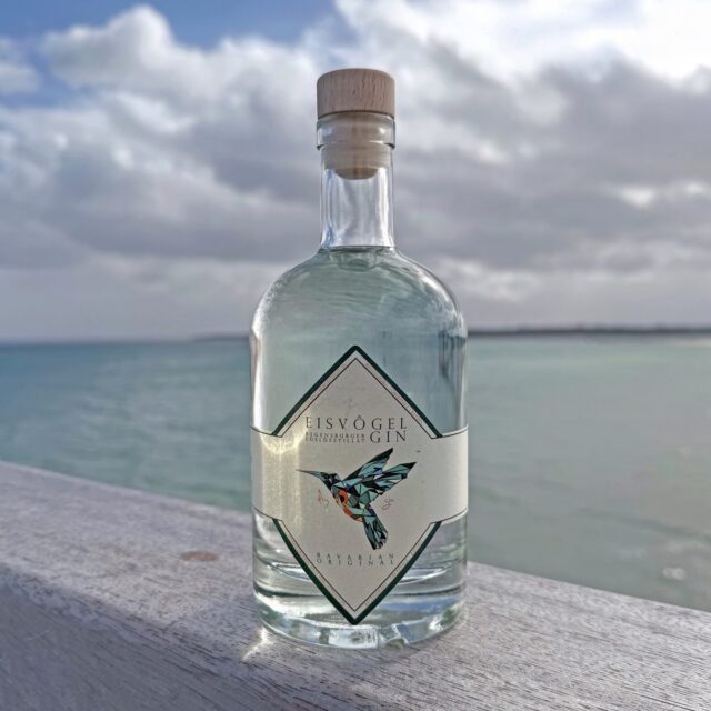 Eisvogel Gin (🇩🇪) - der puristische Charakter der Welterbestadt.
Regensburg, die @unesco Welterbestadt an der Donau, gilt als eine der schönsten mittelalterlichen Städte Europas – geprägt von engen Gassen, der Steinernen Brücke und einer lebendigen Genusskultur. Genau hier entstand der @eisvogel_gin, der erste Regensburger Gin: handgemacht, lokal verwurzelt und mit derselben Sorgfalt und Liebe gefertigt, die die Traditionen dieser historischen Stadt ausmachen.
Wacholder bildet die aromatische Basis des Eisvogel Gin, begleitet von frischen Noten von Zitrone und Limette. Szechuan- und Kubebenpfeffer weben in dieses puristische Konstrukt eine feine, raffinierte Würze ein. Das Ergebnis ist ein milder und eleganter Gin, der mit seiner natürlichen Klarheit überzeugt und einen authentischen Charakter besitzt, der untrennbar mit seiner Regensburger Herkunft verbunden ist.
#eisvogelgin #regensburgergin #regensburgeroriginal #ginfluencer #derginfluencer
[unbezahlte Werbung]