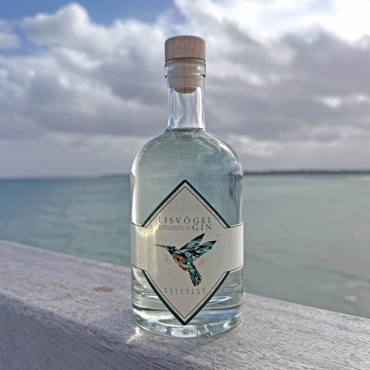 Eisvogel Gin (🇩🇪) - der puristische Charakter der Welterbestadt.
Regensburg, die @unesco Welterbestadt an der Donau, gilt als eine der schönsten mittelalterlichen Städte Europas – geprägt von engen Gassen, der Steinernen Brücke und einer lebendigen Genusskultur. Genau hier entstand der @eisvogel_gin, der erste Regensburger Gin: handgemacht, lokal verwurzelt und mit derselben Sorgfalt und Liebe gefertigt, die die Traditionen dieser historischen Stadt ausmachen.
Wacholder bildet die aromatische Basis des Eisvogel Gin, begleitet von frischen Noten von Zitrone und Limette. Szechuan- und Kubebenpfeffer weben in dieses puristische Konstrukt eine feine, raffinierte Würze ein. Das Ergebnis ist ein milder und eleganter Gin, der mit seiner natürlichen Klarheit überzeugt und einen authentischen Charakter besitzt, der untrennbar mit seiner Regensburger Herkunft verbunden ist.
#eisvogelgin #regensburgergin #regensburgeroriginal #ginfluencer #derginfluencer
[unbezahlte Werbung]