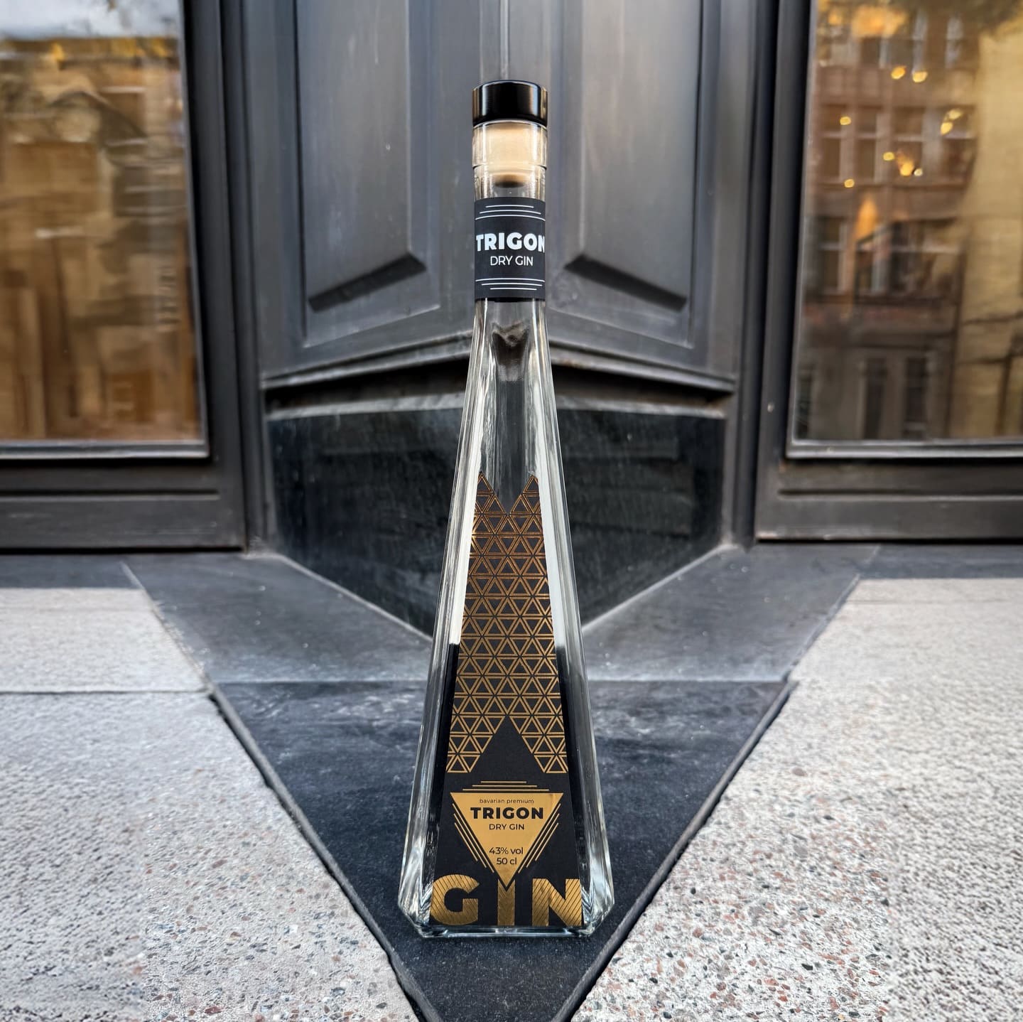 Trigon Gin (🇩🇪) - die Geometrie des Geschmacks.
Der @trigondrygin entsteht in Barbing bei Regensburg und verbindet handwerkliche Destillation mit einem klaren gestalterischen Konzept. Sein Name leitet sich vom griechischen Wort „Trigon“ ab, das Dreieck bedeutet. Eine Form, die sich konsequent im gesamten Erscheinungsbild wiederfindet. Die markante, dreieckige Flasche steht für Struktur, Balance und eine unverwechselbare visuelle Identität und unterstreicht bereits auf den ersten Blick den eigenständigen Charakter dieses Gins.
Geschmacklich zeigt sich der Trigon Gin mit seinen 18 Botanicals intensiv und vielschichtig. Wacholder bildet ein klares Fundament, während belebende Noten von Orange, Limette, Grapefruit und Zitrone frische Akzente setzen. Florale Nuancen von Hibiskus und Holunder verbinden sich mit aromatischen Kräutern wie Rosmarin und Thymian und verleihen dem Gin zusätzliche Tiefe und Ausdruck. So entsteht eine präzise und charaktervolle Gesamtkomposition mit klarer Handschrift.
#trigongin #trigondrygin #bavariangin #ginfluencer #derginfluencer
[unbezahlte Werbung]