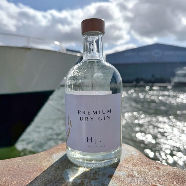 Hafenpunkt Gin (🇩🇪) - Ankerplatz für nordischen Genuss.
Meldorf, die selbsternannte Kulturhauptstadt Dithmarschens, liegt dort, wo Stadtleben, Marschland und Nordsee ineinandergreifen. Der Blick reicht über weite Horizonte, der Dom prägt das Stadtbild, die Nähe zum Wattenmeer bestimmt das Lebensgefühl. Genau dort entstand @hafenpunkt – eine Marke, die nordische Genusskultur mit Haltung verbindet. Gründer Heiko versteht Hafenpunkt als Ort des Ankommens: ehrlich, handwerklich und inspiriert vom rauen Charme der Küste.
Der Hafenpunkt Gin zeigt sich klar und geradlinig, mit einer präsenten Wacholderbasis und einer ausgewogenen Balance aus Frische und Würze. Kein lauter oder schriller Auftritt, sondern ein Gin mit Tiefe und ruhiger Beständigkeit. Ein echter, nordischer Dry Gin, der nicht künstlich beeindrucken will, sondern überzeugt: schnörkellos, authentisch und mit dem Gefühl, angekommen zu sein. 
#hafenpunktgin #hafenpunkt #nordicgin #ginfluencer #derginfluencer
[unbezahlte Werbung]