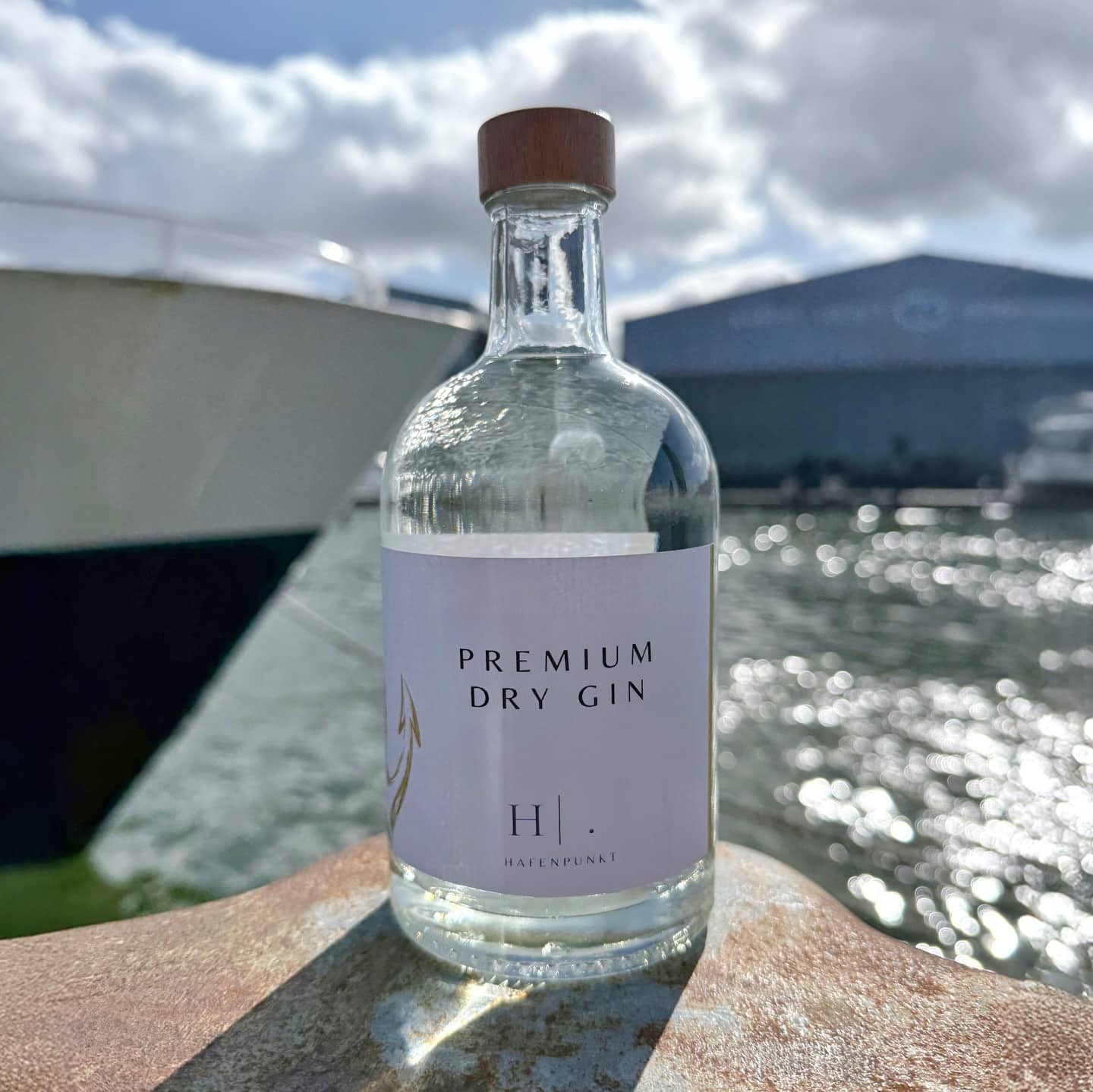 Hafenpunkt Gin (🇩🇪) - Ankerplatz für nordischen Genuss.
Meldorf, die selbsternannte Kulturhauptstadt Dithmarschens, liegt dort, wo Stadtleben, Marschland und Nordsee ineinandergreifen. Der Blick reicht über weite Horizonte, der Dom prägt das Stadtbild, die Nähe zum Wattenmeer bestimmt das Lebensgefühl. Genau dort entstand @hafenpunkt – eine Marke, die nordische Genusskultur mit Haltung verbindet. Gründer Heiko versteht Hafenpunkt als Ort des Ankommens: ehrlich, handwerklich und inspiriert vom rauen Charme der Küste.
Der Hafenpunkt Gin zeigt sich klar und geradlinig, mit einer präsenten Wacholderbasis und einer ausgewogenen Balance aus Frische und Würze. Kein lauter oder schriller Auftritt, sondern ein Gin mit Tiefe und ruhiger Beständigkeit. Ein echter, nordischer Dry Gin, der nicht künstlich beeindrucken will, sondern überzeugt: schnörkellos, authentisch und mit dem Gefühl, angekommen zu sein. 
#hafenpunktgin #hafenpunkt #nordicgin #ginfluencer #derginfluencer
[unbezahlte Werbung]