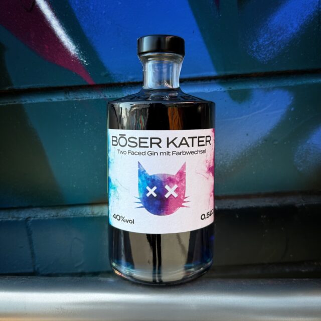 Böser Kater Two Faced Gin (🇩🇪) - Magie mit Haltung und Herz.
Aus dem Kraichgau stammt diese besondere Kreation von @boeser_kater_official, handgefertigt in ihrer eigenen Manufaktur. Hinter der Marke stehen Adrian und Kater Rüdiger – und die Idee, hochwertige Spirituosen mit echter Katzenliebe zu verbinden. Jede Flasche unterstützt aktiv den Katzenschutz in Deutschland, Österreich und Kroatien. Handwerk, Herzblut und soziales Engagement gehen dabei ganz selbstverständlich Hand in Hand.
Geschmacklich zeigt sich der Two Faced Gin weich und zugänglich: Florale Holunderblüten treffen auf die feine Fruchtigkeit von Cranberries und sorgen für einen milden, harmonischen Ausklang. Der natürliche Farbwechsel von Blau zu Violett entsteht allein durch pflanzliche Zutaten und begleitet einen Gin, der spielerisch wirkt, dabei aber rund, ausgewogen und angenehm zurückhaltend bleibt.
#boeserkater #boeserkatergin #twofacedgin #ginfluencer #derginfluencer
[unbezahlte Werbung]