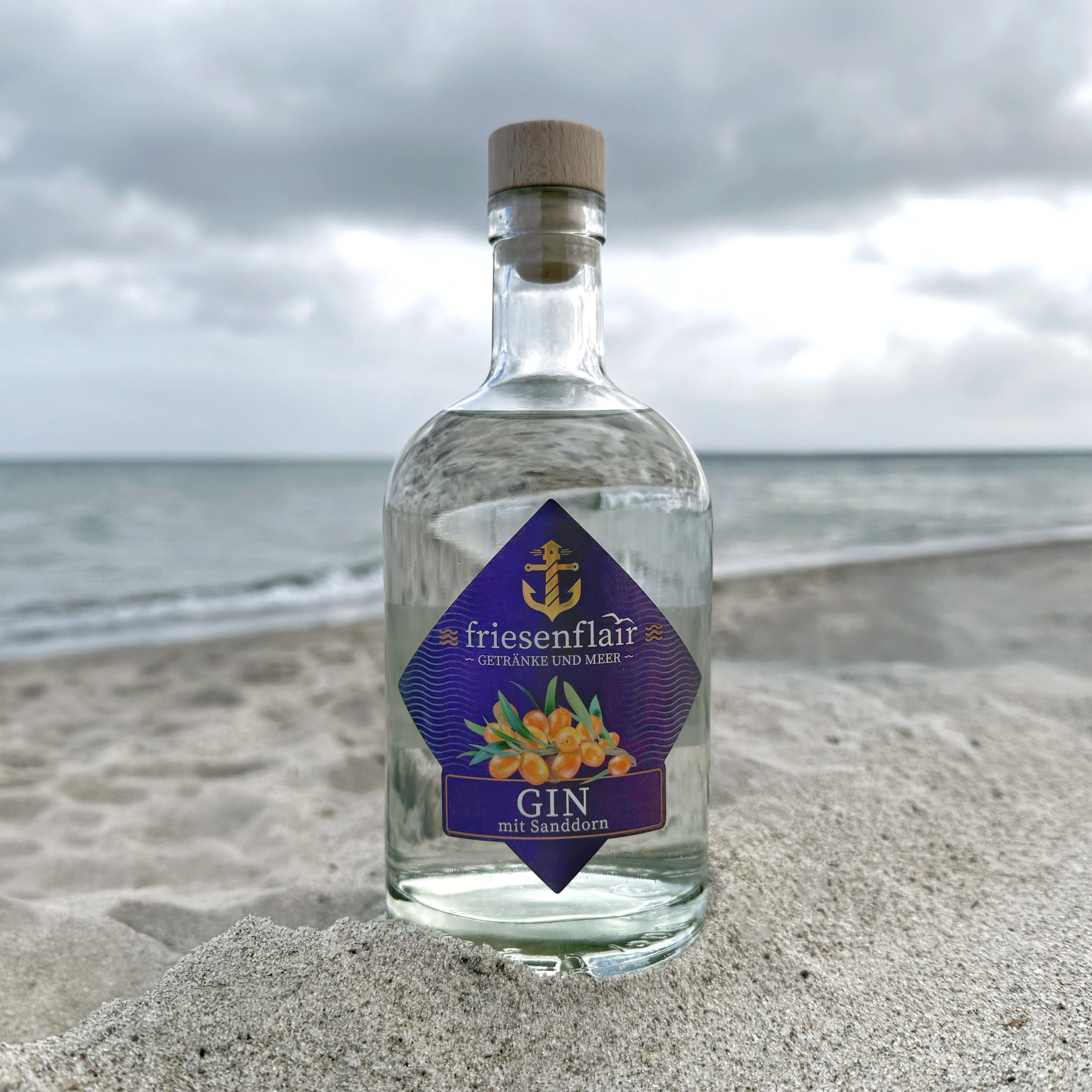 Friesenflair Gin (🇩🇪) - leiser Genuss von der Nordseeküste.
Hage, Luftkurort an der ostfriesischen Nordseeküste: Dort riecht die Luft nach Salzwiesen. Die Wege führen durch Wälder, an Kanälen vorbei – und ganz von selbst stellt sich Ruhe ein. Dieses Gefühl wollen Kristina und Ingo mit ihren erlesenen Spirituosen von @friesenflair_ einfangen: authentischer Genuss, der nicht laut sein muss, sondern wie ein guter Spaziergang wirkt – klar, echt und mit friesischem Charakter.
Geschmacklich trägt der Gin das „Gold des Nordens“ als Handschrift: Der Sanddorn bringt eine fruchtig-herbe Frische ins Spiel und trifft auf ein klassisches Wacholderfundament, begleitet von feinen Kräutern, Gewürzen und sanften Zitrusanklängen. Das Ergebnis ist mild, feinwürzig und angenehm rund – wie ein klarer Küstenwind: frisch im Augenblick, sanft im Nachhall.
#friesenflair #friesenflairgin #sanddorngin #ginfluencer #derginfluencer
[unbezahlte Werbung]
