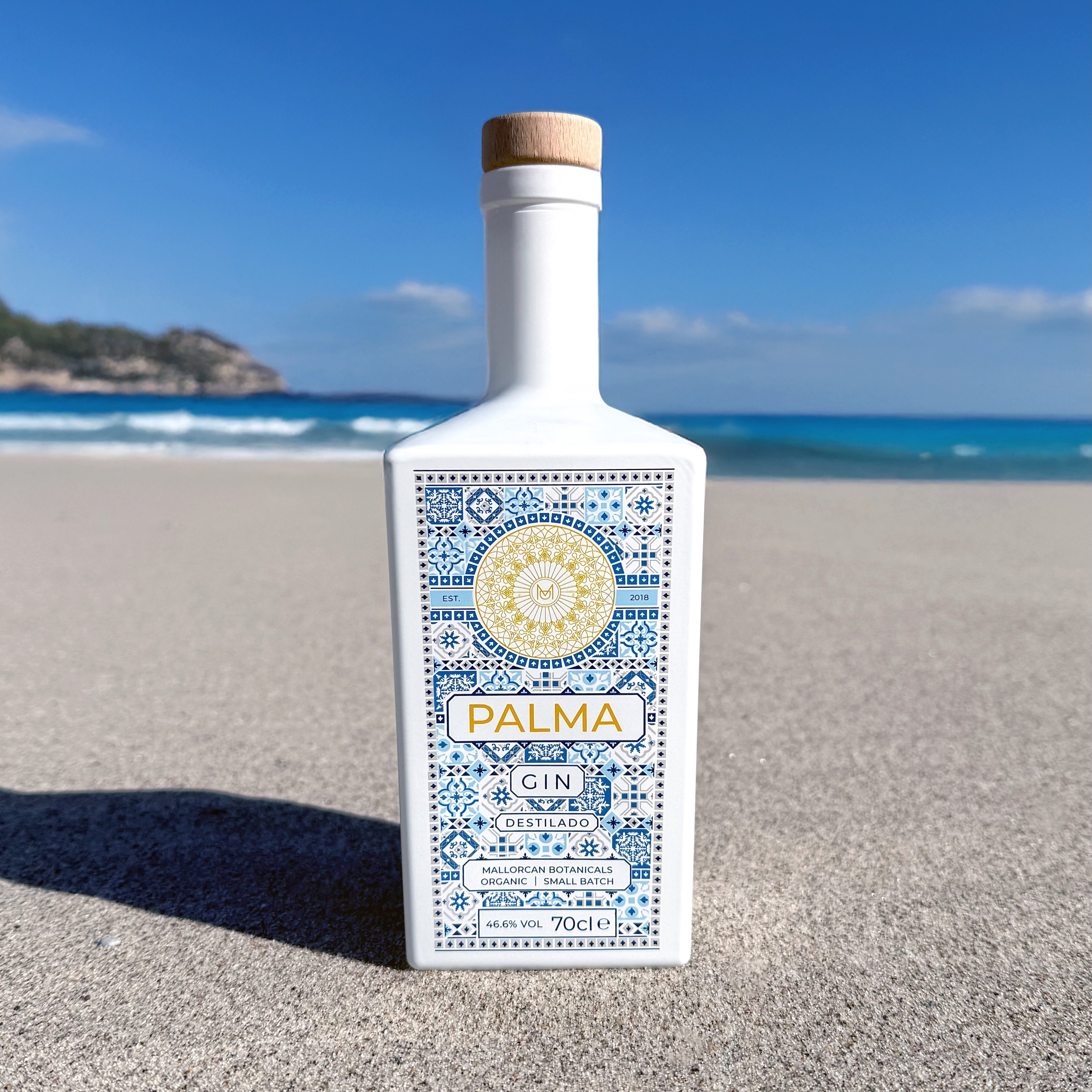 Palma Gin (🇪🇸) - die Essenz mallorquinischer Finesse.
Der Palma Gin der @mallorcadistillery entsteht im Herzen der Hauptstadt Mallorcas und trägt ihre mediterrane Atmosphäre in sich. Geprägt von warmen Sandsteinfassaden, der Nähe zum Mittelmeer und dem besonderen Licht der Baleareninsel verbindet die erste zertifizierte Bio-Brennerei Mallorcas traditionelle Handwerkskunst mit der kulturellen Identität ihres Ursprungs. Diese Verbundenheit zeigt sich auch im kunstvollen Flaschendesign, das von mallorquinischen Fliesen und der berühmten Rosette der Kathedrale La Seu inspiriert ist.
Geschmacklich zeigt sich der Palma Gin frisch, harmonisch und vielschichtig. Mallorquinischer Wacholder bildet das klare Fundament, während hocharomatische Noten von Orange, Zitrone und Limette lebendige Frische verleihen. Florale Nuancen von Mandelblüten und Lavendel treffen auf feine, grüne Anklänge von Orangenblättern und Tomatenzweigen, die dem Gin seine besondere mediterrane Tiefe verleihen. So entsteht eine elegante Komposition, die an sonnenverwöhnte Landschaften, blühende Gärten und die atemberaubende Weite seiner Herkunft erinnert.
#palmagin #mallorcadistillery #mallorcagin #ginfluencer #derginfluencer
[unbezahlte Werbung]
