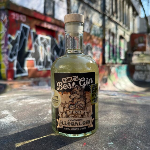 Illegal Gin „Rebel“ (🇩🇪) - die ausgezeichnete Rebellion aus Oberfranken.
In der traditionsreichen @sacksdestille entsteht mit dem @illegalgin „Rebel“ ein Gin, der sich bewusst abhebt. Inspiriert von der Natur des Fichtelgebirges und getragen von über 160 Jahren Brenntradition, verbindet diese Kreation handwerkliche Präzision mit mutiger Aromatik. Dass dieser eigenständige Weg überzeugt, bestätigen seine mehrfachen Auszeichnungen wie der Titel „Bester Flavoured Gin der Welt“ bei den @worlddrinksawards.
Aromatisch treffen frischer Waldmeister und sonnige Zitronenschale auf eine fein eingebundene Wacholderbasis. So zeigt sich der Rebel geschmeidig und klar strukturiert, mit angenehmer Tiefe und dezenter Frische. Der Nachhall ist lang, ruhig und ausgewogen, mit subtilen Kräuteranklängen und einer sanften, fast balsamischen Note. Ein präzises Aromenspiel, das nicht laut auftritt, sondern mit Charakter, Balance und Selbstbewusstsein überzeugt.
#illegalgin #illegalginrebel #sacksdestille #ginfluencer #derginfluencer
[unbezahlte Werbung]