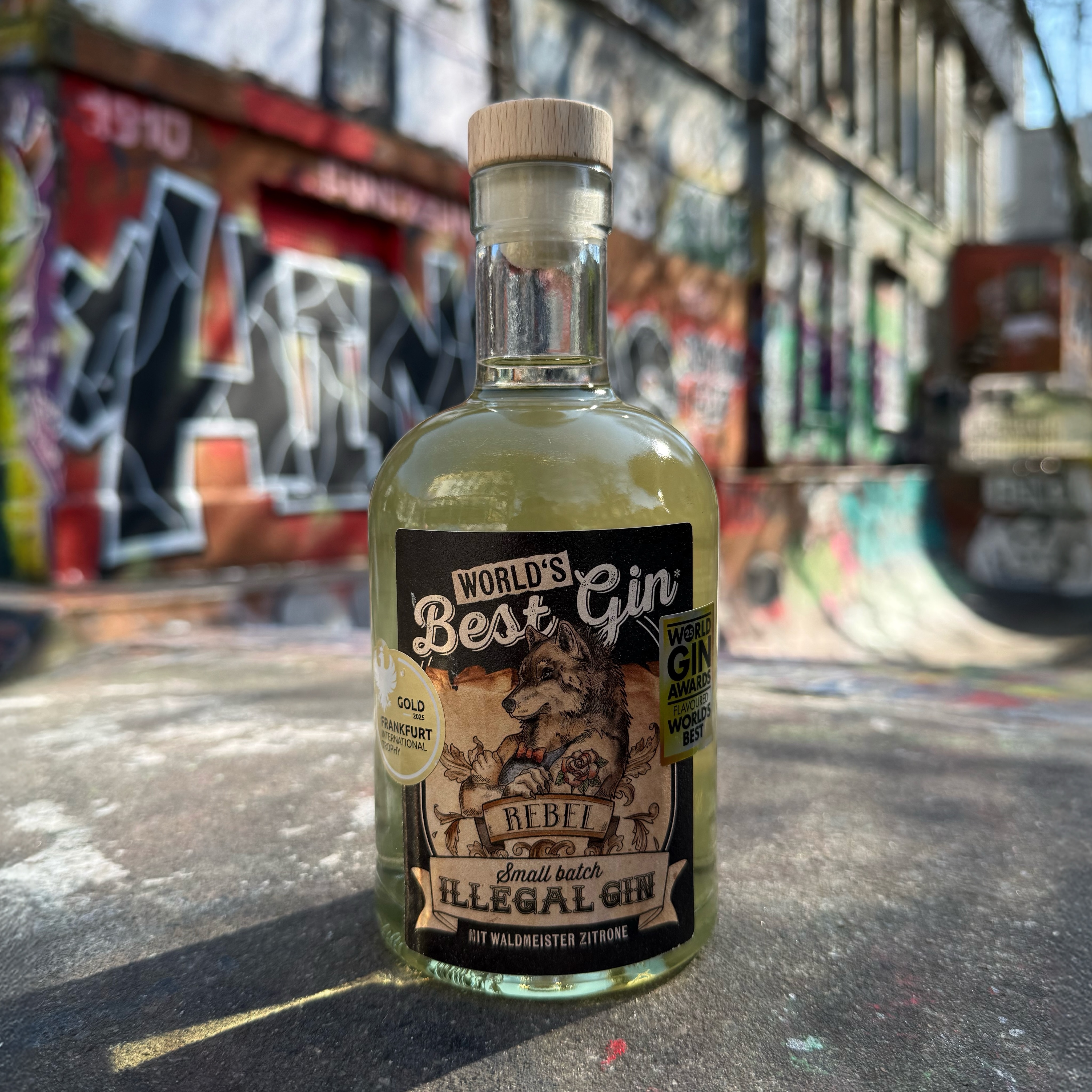 Illegal Gin „Rebel“ (🇩🇪) - die ausgezeichnete Rebellion aus Oberfranken.
In der traditionsreichen @sacksdestille entsteht mit dem @illegalgin „Rebel“ ein Gin, der sich bewusst abhebt. Inspiriert von der Natur des Fichtelgebirges und getragen von über 160 Jahren Brenntradition, verbindet diese Kreation handwerkliche Präzision mit mutiger Aromatik. Dass dieser eigenständige Weg überzeugt, bestätigen seine mehrfachen Auszeichnungen wie der Titel „Bester Flavoured Gin der Welt“ bei den @worlddrinksawards.
Aromatisch treffen frischer Waldmeister und sonnige Zitronenschale auf eine fein eingebundene Wacholderbasis. So zeigt sich der Rebel geschmeidig und klar strukturiert, mit angenehmer Tiefe und dezenter Frische. Der Nachhall ist lang, ruhig und ausgewogen, mit subtilen Kräuteranklängen und einer sanften, fast balsamischen Note. Ein präzises Aromenspiel, das nicht laut auftritt, sondern mit Charakter, Balance und Selbstbewusstsein überzeugt.
#illegalgin #illegalginrebel #sacksdestille #ginfluencer #derginfluencer
[unbezahlte Werbung]