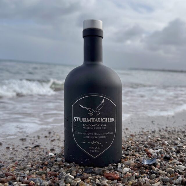 Sturmtaucher Gin (🇩🇪) - die Essenz nordischer Klarheit.
Der @sturmtaucher_ Gin ist inspiriert von der nordischen Seefahrt, puristischem Minimalismus und dem namensgebenden Seevogel selbst: dem Sturmtaucher, der tausende Kilometer über offene Ozeane zieht und dabei nur auf das vertraut, was ihn wirklich trägt. Genau diese Haltung prägt die Idee hinter diesem Gin: Reduktion auf das Wesentliche, klare Linien und ein authentischer Geschmack ohne Ablenkung.
Auch im Aroma zeigt sich diese Philosophie: Kräftiger Wacholder bildet das Fundament, begleitet von sanfter Frische von Zitrone und einer markanten Fruchtigkeit nordischen Sanddorns. Rosmarin und Kubebenpfeffer verleihen Struktur und Tiefe, während Zuckertang eine feine maritime Note einwebt. Ein reiner und charakterstarker Gin und so belebend wie ein Hauch nordischer Gischt.
#sturmtauchergin #nordicgin #maritimegin #ginfluencer #derginfluencer
[unbezahlte Werbung]