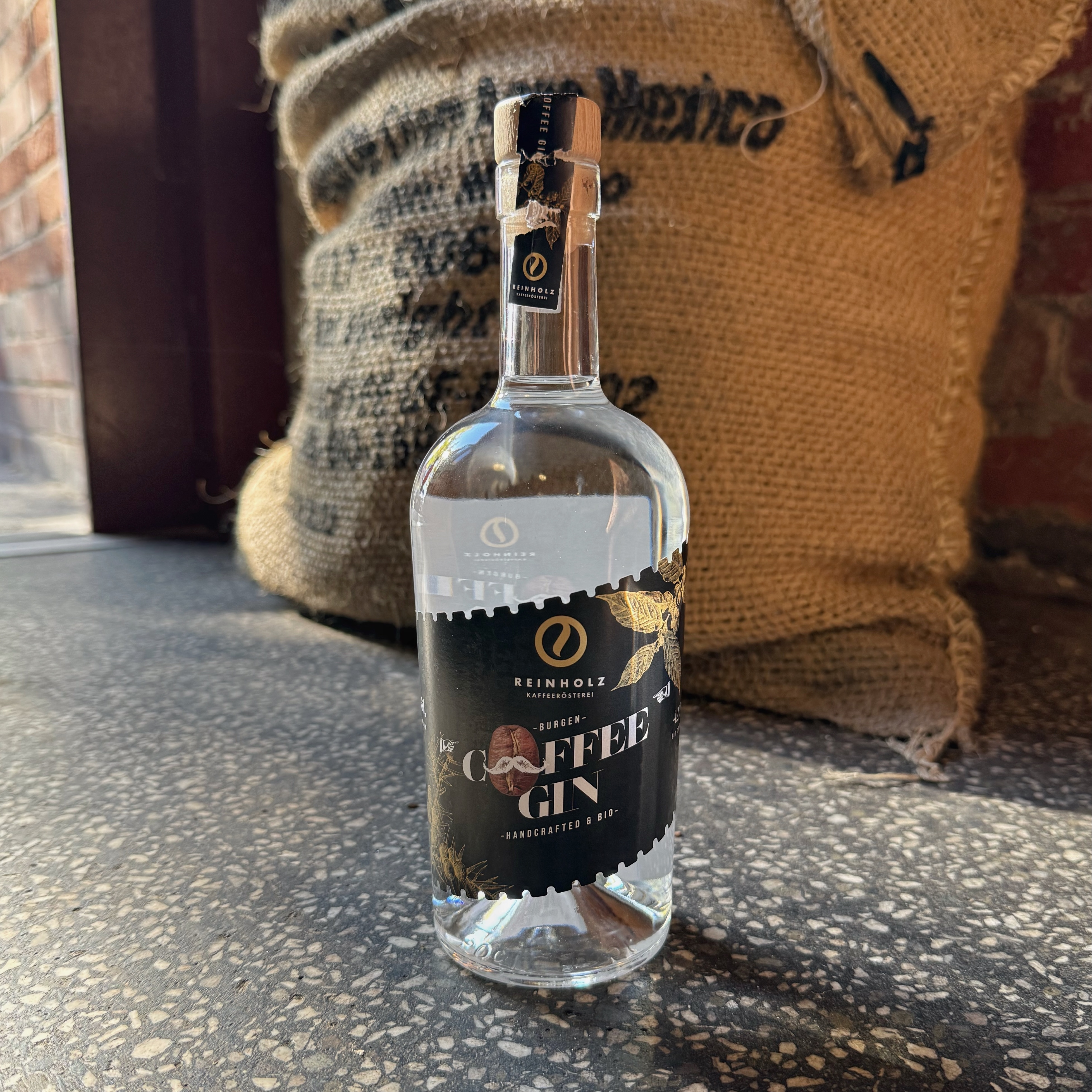 Burgen Coffee Gin (🇩🇪) - die aufregende Fusion aus Kaffee und Wacholder.
Eine hessische Kooperation zwischen der @schlitzer_destillerie aus der Burgenstadt Schlitz und der renommierten Kaffeerösterei @reinholzkaffee aus dem nahen Fulda zeichnet sich für den Coffee Gin von @burgendrinks verantwortlich. Ihr Ziel: Die unverwechselbaren Essenzen von Kaffee und Gin in einer außergewöhnlichen Fusion verschmelzen zu lassen.
Dabei trifft die prägnante Wacholdernote des klassischen Burgen Bio Dry Gins und sein weiteres Geschmacksprofil aus vornehmlich zitrischen und fruchtigen Aromen auf einen herrlichen sowie intensiven Kaffeegeist. Dadurch entwickelt sich eine faszinierende Mischung aus Kaffee, Wacholder und den weiteren Botanicals, die die Sinne auf eine aufregende Geschmacksreise schickt. 
#burgengin #burgencoffeegin #coffeegin #ginfluencer #derginfluencer
[unbezahlte Werbung]