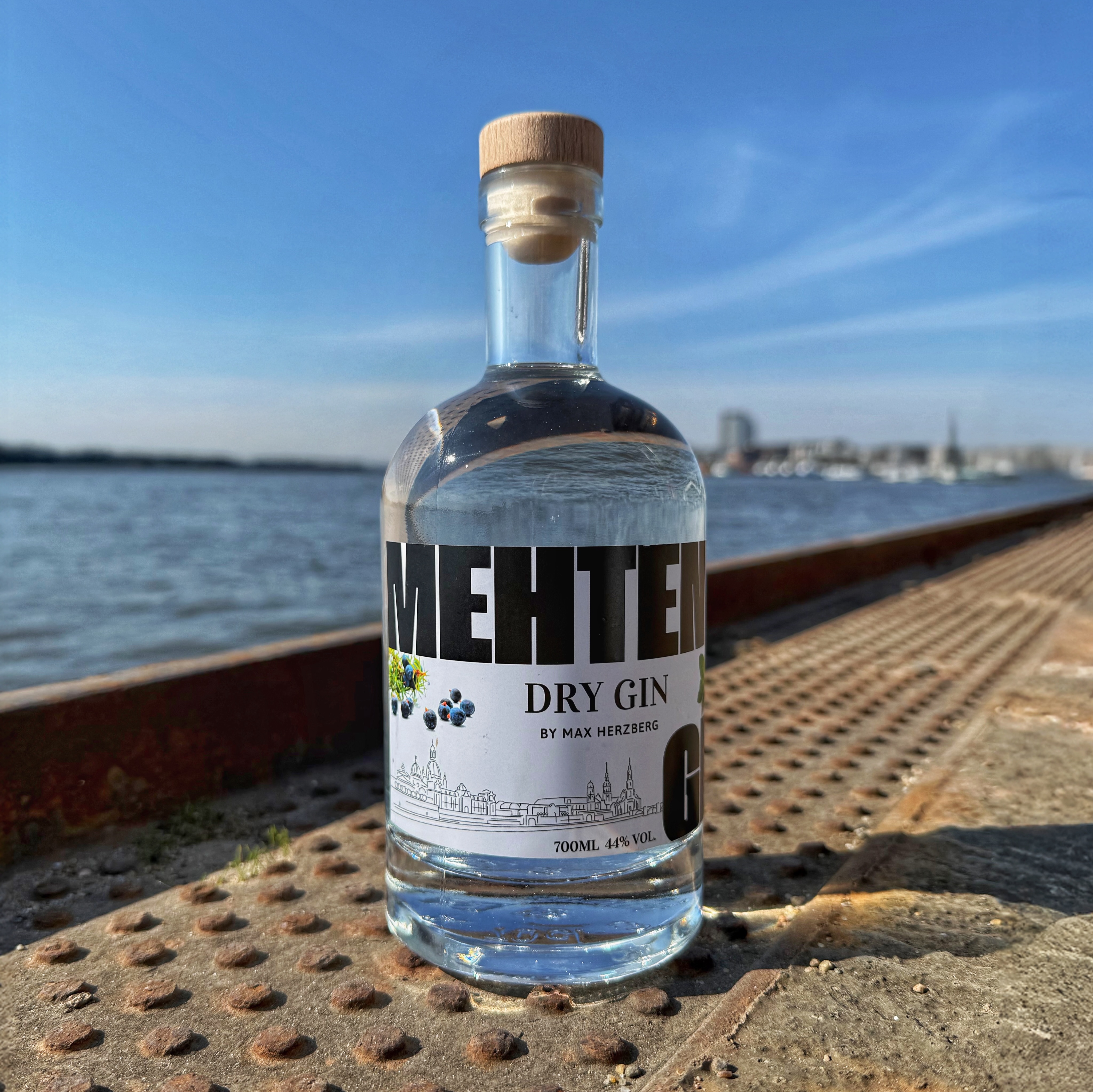 Mehten Gin (🇩🇪) - fruchtig-milder Gin mit Herz und Charakter.
Der @mehtenginofficial ist ein Herzensprojekt von YouTuber Max Herzberg, besser bekannt als Adlersson (@adlerssonpictures), und seinem Vater, liebevoll @mehtenvieh genannt. Aus ihrer gemeinsamen Leidenschaft für Dresden und ihrer kreativen Energie entstand ein Gin, der Persönlichkeit und regionale Verbundenheit stilvoll vereint.
Geschmacklich überzeugt der Mehten Gin mit einer fruchtig-milden Note: Klassischer Wacholder trifft auf frische Minze und sieben weitere handverlesene Botanicals, die für eine harmonische Balance sorgen. In kleinen Chargen und bewusst regional hergestellt, bietet dieser Gin ein sanftes, raffiniertes Geschmackserlebnis mit Charakter.
#mehtengin #adlersson #methenvieh #ginfluencer #derginfluencer
[unbezahlte Werbung]